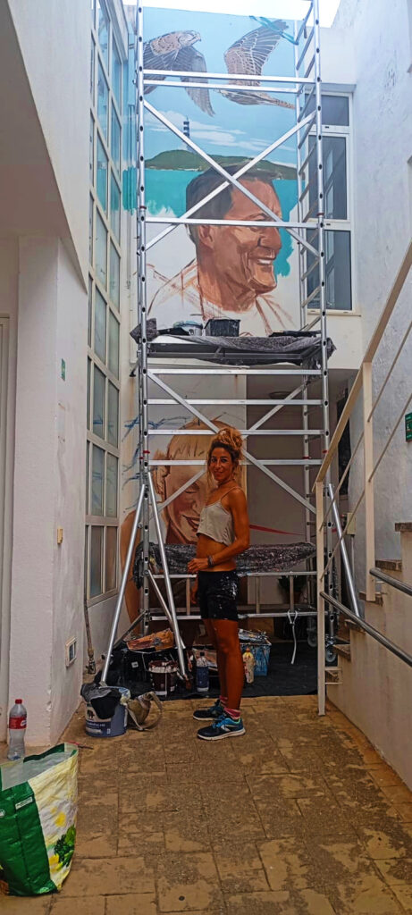 El GOB estrena un mural de l’artista urbana Anna Repullo a la seu de Molí del Rei