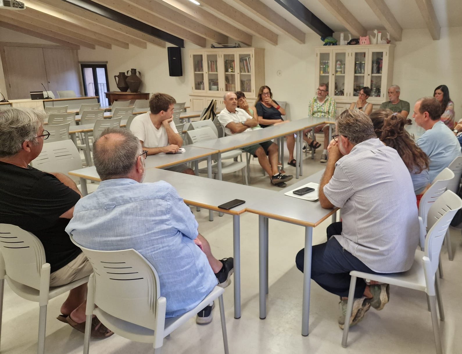 Marc Carriquí, Aina Trías i Toni Font són alguns dels convocants de la trobada, que comptarà també amb la presència de Cristina Fiol i d’Ivan Murray. També han estat convocats els més de 100 socis que l’entitat té a Sóller, antics membres i simpatitzants. Reunions similars ja s’han celebrat a poblacions com Manacor i Bunyola. Carriquí ha explicat que a Sóller “cada vegada que sorgeix una nova lluita s’ha de crear una plataforma nova a posta” i n’extreu com a conclusió que “l’ecologisme hi és” però també que “no hi ha cap entitat que s’hi dediqui” de manera transversal. Comptar amb una delegació local del GOB podria servir, segons expliquen, per no haver de començar de zero cada vegada que apareix un nou front de lluita. Toni Font, que és directiu del GOB Mallorca, ha comentat que compten “amb una estructura potent, ambiciosa i una massa social important que ens dona suport” i que a nivell social l’entitat ocupa un espai molt destacable dins les Illes Balears. Aina Trías, per la seva banda, ha explicat que gran part de la lluita ecologista actualment s’acaba fent mitjançant les xarxes socials i que aquest fet “acaba alimentant l’individualisme” i que, malgrat creure en el poder de les associacions, utilitzar aquest canal moltes vegades juga en contra dels seus propis interessos. Per tot això, proposen que el GOB sigui algutinador i catalitzador de la lluita ecologista, ofereixen la seva visió estratègica, els coneixements en terrenys com la comunicació i la seva infraestructura, fruit de més de cinquanta anys d’activitat. Altres moviments similars I, a la vegada, són conscients de l’existència a Sóller de moviments i plataformes amb les quals cercaran contacte i connexió. Un dels primers objectius de la futura delegació del GOB serà el contacte amb aquestes entitats i realitzar un diagnòstic per saber on han de treballar. Són conscients que els problemes més visibilitzats de Sóller són precisament aquells que ja compten amb un moviment associatiu que hi treballa, i esmenten els de la Torrentera, el Port i el seu litoral i la qualitat de l’aire. “Però n’hi ha molts més”, es lamenten, mentre esmenten els problemes dels recursos hídrics, la mobilitat i la manca de propostes en aspectes com compartir cotxe, la discussió de quin model turístic pot suportar Mallorca, la construcció, la demografia, la necessitat de decréixer, el tren com a transport públic i d’altres. No amaguen que la constitució de noves delegacions també pot servir per aportar més ingressos al GOB en forma de quotes dels associats, ni tampoc que ens trobam en un moment crucial per al devenir de les Illes Balears i que consideren que una entitat com aquesta s’ha d’enfortir per ser-hi i aportar la seva visió. Sóller va comptar amb una delegació activa del GOB amb seu a Can Cremat durant els anys vuitanta. Però, com moltes altres dins l’arxipèlag, va acabar desapareixent i no ha tornat mai a ressorgir.