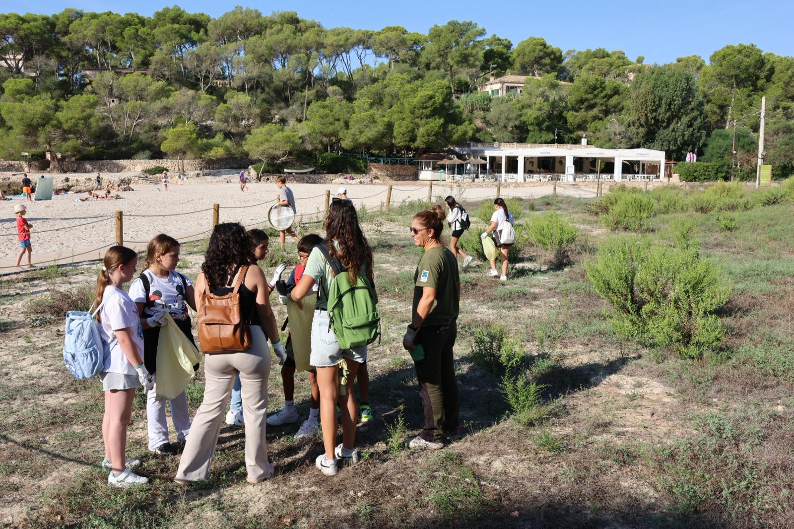 Els joves s'impliquen en la recollida de plàstic en el litoral de Mondragó