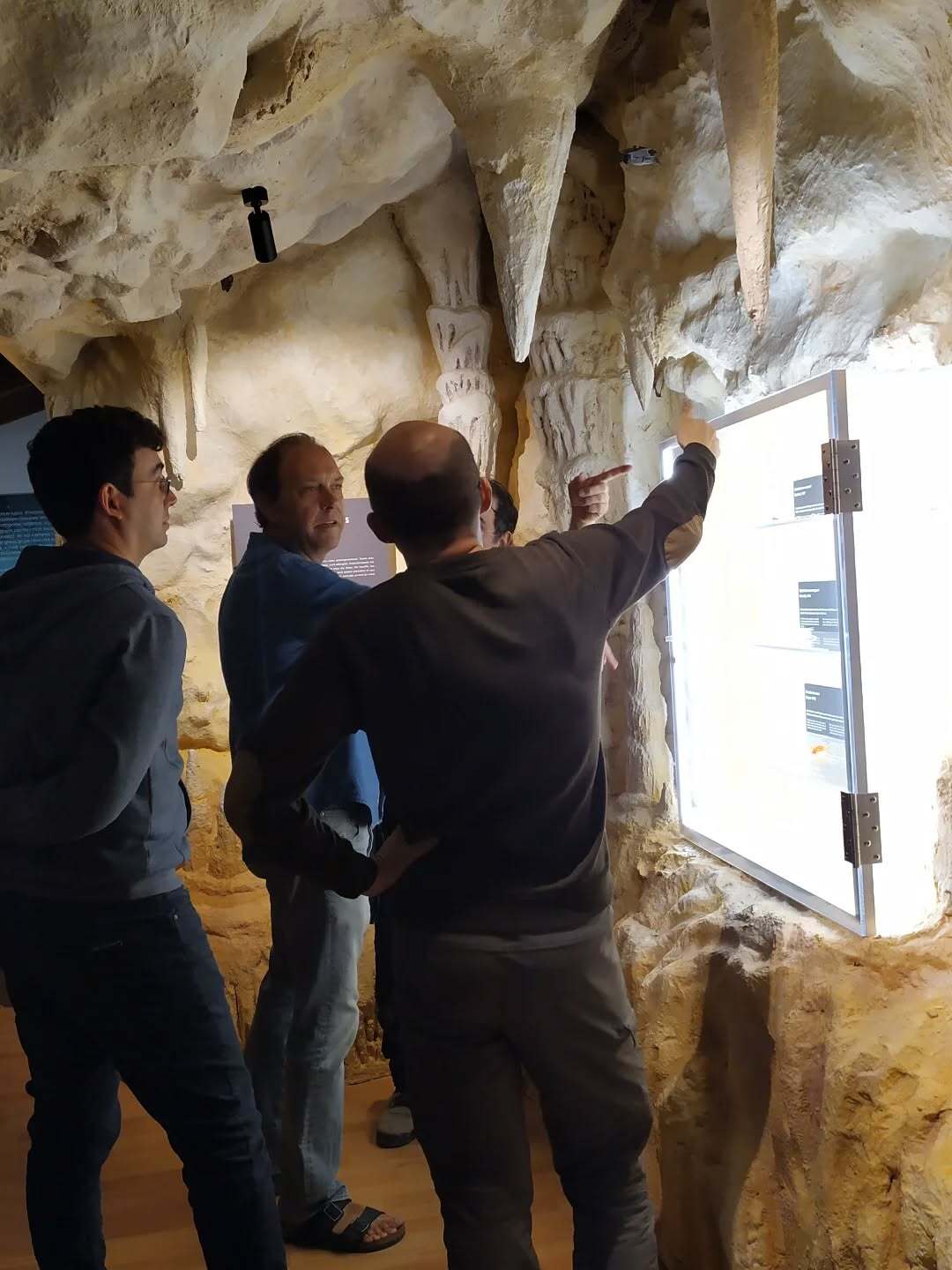 El MUCBO obre una finestra al món subterrani amb l’exposició “Les Coves: Uns ambients únics”