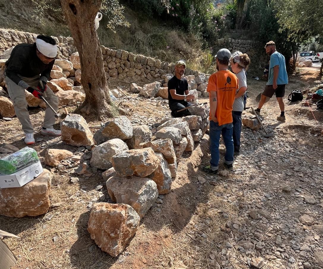 La pedra en sec uneix Mallorca i el Japó en un taller internacional de margers a Deià