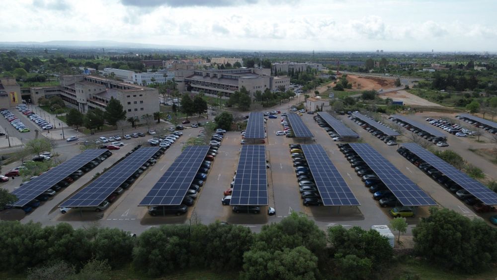 La UIB inverteix 10'2 milions en plaques fotovoltaiques per reduir la petjada de carboni