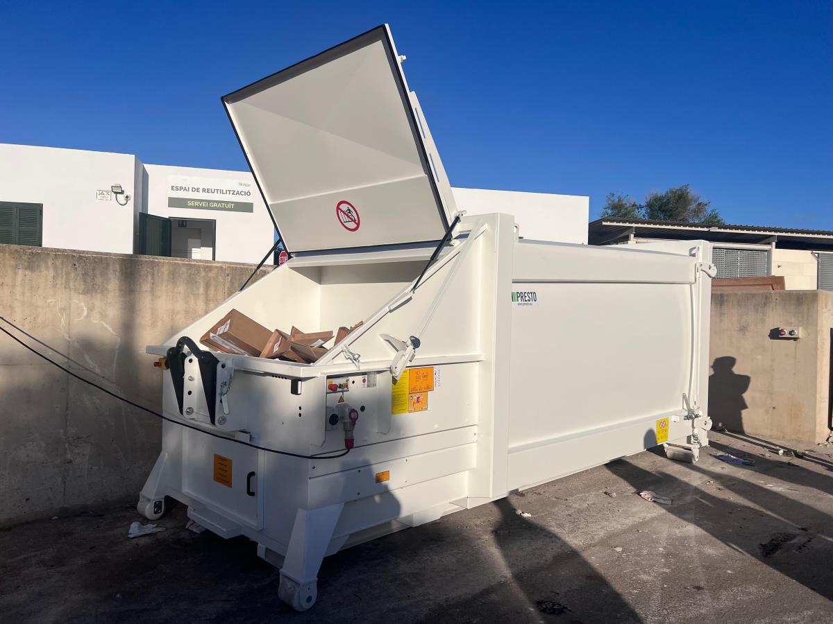 Noves màquines compactadores per reduir els residus plàstics a Maó