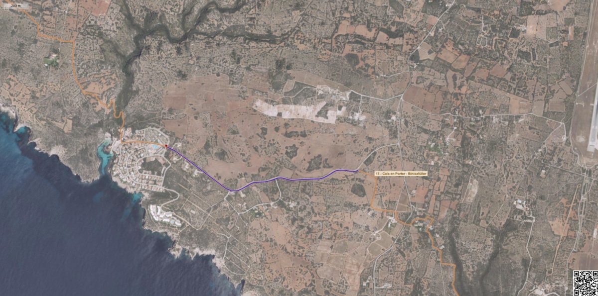 El departament de Medi Ambient, Reserva de Biosfera i Cooperació del Consell Insular ha iniciat la contractació de les obres de millora del tram 17 del Camí de Cavalls, a la zona on el recorregut coincideix amb la carretera des Canutells. L’actuació vol reforçar la seguretat i l’accessibilitat en un punt on la proximitat amb el trànsit rodats genera situacions de risc per als vianants. Els treballs se centraran al voral sud de la carretera, per on discorre el camí. El projecte preveu millorar el ferm amb materials permeables, desbrossar vegetació per ampliar l’espai de pas i millorar la visibilitat en corbes, i estudiar la instal·lació de delimitacions físiques o marques visuals que ajudin a ordenar el trànsit de persones. El tram afectat té 1,78 quilòmetres i abasta des de l’entrada del nucli des Canutells fins a la fita 17-110, punt en què l’itinerari s’endinsa a la finca de Forma Vell. El conseller de Medi Ambient, Reserva de Biosfera i Cooperació, Simón Gornés, destaca que es tracta d’una intervenció necessària en un sector on la convivència amb la carretera ho requeria. El termini per presentar ofertes finalitza el 24 de novembre de 2025. El projecte s’emmarca en les actuacions que impulsa el Consell Insular per reforçar la conservació, la seguretat i la integració paisatgística del Camí de Cavalls, amb finançament dels fons europeus NextGenerationEU.