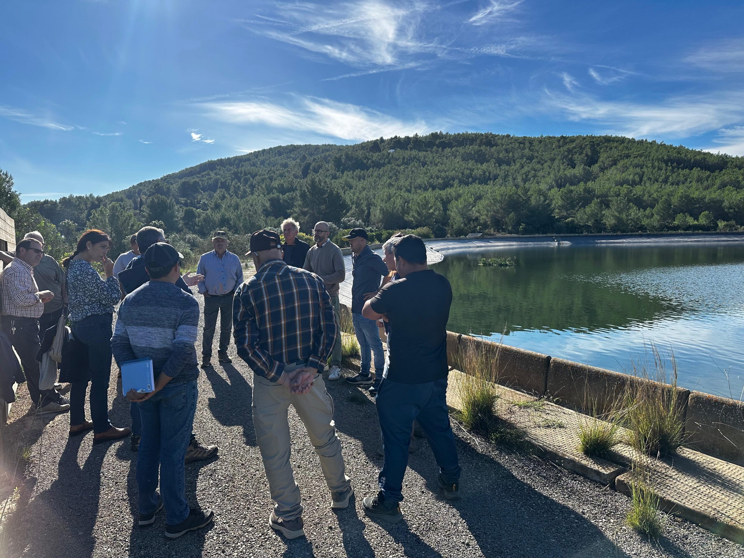 Els regants s'aproximen a la Bassa de sa Rota per comprovar-ne el funcionament