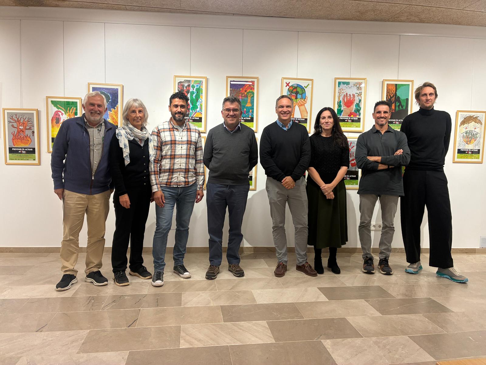 Xarxa Forestal, iniciativa de la Conselleria d’Agricultura, Pesca i Medi Natural, ha celebrat aquest divendres a Pollença el seu vintè aniversari amb la inauguració d’una mostra que reuneix alguns dels cartells guanyadors del concurs escolar Ni 1 Foc al Bosc!. L’acte, organitzat amb la col·laboració de la Fundació Rotger Villalonga i Tramuntana XXI, ha inclòs també una taula rodona que ha permès repassar dues dècades de feina de sensibilització en matèria d’incendis forestals. El conseller Joan Simonet, acompanyat de la directora general de Medi Natural i Gestió Forestal, Anna Torres, ha encapçalat la celebració, en què també han participat el president de la Fundació Rotger Villalonga, Pere Antoni Borràs, i el president de Tramuntana XXI, Joe Holles. Simonet ha agraït l’impuls inicial del projecte i l’esforç de totes les persones que hi han col·laborat al llarg dels anys. Segons ha destacat, «és indispensable promoure entre la societat illenca els valors del bosc, la cultura del risc i la necessitat de la gestió forestal activa per conservar els espais forestals». Vint anys de divulgació i cultura forestal Des de la seva creació, Xarxa Forestal ha orientat la seva activitat a generar cultura forestal i conscienciar sobre el risc d’incendis entre la població de les Illes Balears. En col·laboració amb escoles, ajuntaments i entitats locals, ha impulsat reforestacions, tallers educatius, jornades tècniques i visites als mitjans d’extinció de l’IBANAT, sota el lema Prevenir és actuar. L’esforç s’ha centrat especialment en zones d’interfície urbanoforestal, amb l’objectiu d’implicar tècnics i responsables municipals en la gestió preventiva i la reducció de la vulnerabilitat. Una de les activitats més destacades del projecte és el concurs infantil Ni 1 Foc al Bosc!, que ha contribuït a introduir la cultura de la prevenció entre diverses generacions d’alumnes. Una selecció d’aquests cartells és ara el fil conductor de l’exposició inaugurada a Pollença, que es podrà visitar els dies 18, 19, 20 i 23 de novembre, de 10 a 13 h, a l’espai de la Fundació Rotger Villalonga. En aquestes dues dècades, Xarxa Forestal ha organitzat 5.052 activitats de sensibilització: 1.644 xerrades, 1.271 tallers educatius i 1.068 sortides forestals. Entre els centres educatius, han tingut especial protagonisme les 420 visites als mitjans d’extinció, les 455 reforestacions i els 27 concursos de dibuix celebrats fins ara. Nous reptes Mirant cap als pròxims anys, el gerent de l’IBANAT, Tomeu Llabrés, ha explicat que la prioritat és consolidar la presència del programa a totes les illes. Ha remarcat la necessitat de reforçar la cultura forestal i del risc, adaptar els boscos al canvi climàtic mitjançant la gestió activa i impulsar la bioeconomia forestal com a via de desenvolupament local.