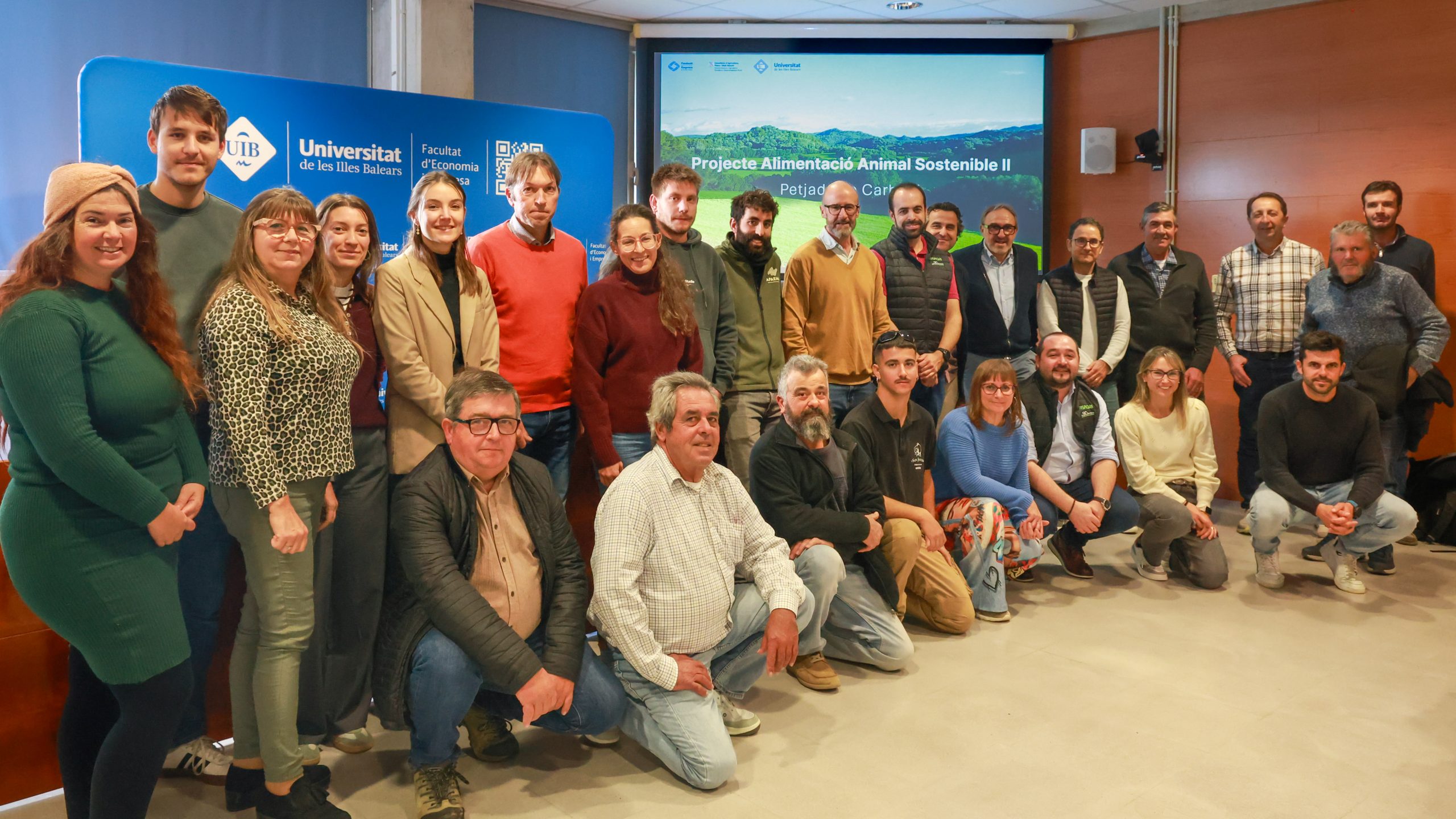 La Conselleria d’Agricultura, Pesca i Medi Natural ha presentat aquest dijous a la Universitat de les Illes Balears l’informe final del Projecte de petjada de carboni en explotacions ramaderes, un estudi pioner que analitza amb detall les emissions de set explotacions representatives de boví, oví i porcí durant la temporada 2023-2024. El director general d’Agricultura, Fernando Fernández, ha destacat que l’informe ofereix per primera vegada dades precises sobre com i on es generen les emissions, deixant enrere les estimacions genèriques i establint una base sòlida per a futures estratègies de reducció de CO₂. L’anàlisi mostra diferències molt significatives segons el model productiu: les explotacions extensives, especialment d’oví, presenten les emissions més baixes per superfície —0,30 tones de CO₂ equivalent per hectàrea en el cas més baix— mentre que les explotacions intensives de boví de llet arriben a 4,06 tones, més de quatre vegades més. Aquesta variació es deu principalment a la densitat ramadera i al grau d’intensificació dels sistemes productius. El principal factor d’emissions és la fermentació entèrica del bestiar, que representa entre el 60 % i el 83 % del total segons l’espècie i el sistema. Altres fonts, com la maquinària agrícola o la gestió de cultius, tenen un pes menor però rellevant en explotacions amb més activitat. L’estudi també destaca que les explotacions extensives són més eficients quan s’analitzen les emissions per unitat de bestiar, reforçant el valor ambiental del model tradicional balear. A més, les instal·lacions fotovoltaiques d’autoconsum instal·lades en dues explotacions van permetre reduir emissions directes de gairebé 1,9 tones de CO₂ equivalent cadascuna. A partir d’aquests resultats, la Conselleria elaborarà un full de ruta 2025 per impulsar energies renovables, modernitzar maquinària, optimitzar fertilització, millorar la gestió de fems i fomentar els models extensius, alhora que acompanyarà el sector en el registre oficial de la petjada de carboni. Segons Fernández, “ara comença la fase decisiva: convertir aquest coneixement en mesures concretes que redueixin les emissions i garanteixin la sostenibilitat econòmica del sector ramader balear”.