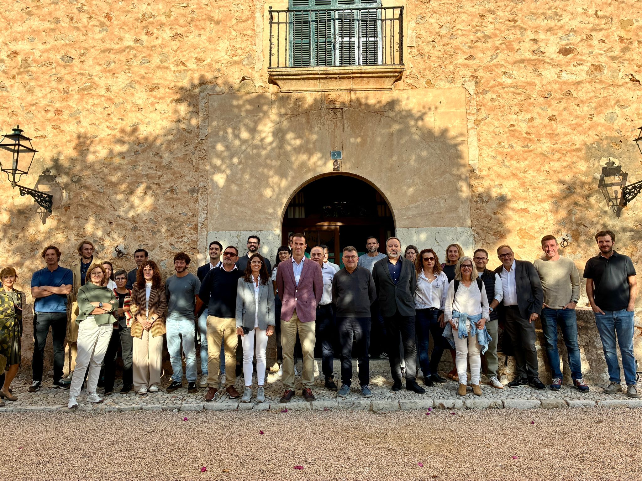 El sector agrari de Mallorca té marge per reduir fins a un 16 % les seves emissions de gasos d’efecte hivernacle en els pròxims cinc anys si aplica mesures d’eficiència energètica, millora la gestió dels fertilitzants i dels fems, i aposta per les energies renovables. Aquesta és una de les principals conclusions de l’estudi de la petjada de carboni de les explotacions agràries mallorquines, presentat aquest dijous per Mallorca Rural. L’anàlisi, cofinançat pel Fons Europeu Agrícola de Desenvolupament Rural (FEADER), el Ministeri d’Agricultura, Pesca i Alimentació i la Conselleria d’Agricultura, Pesca i Medi Natural, s’ha fet sobre una mostra de 30 explotacions representatives d’arreu de l’illa. Inclou finques d’horticultura, vinya, ramaderia i fruita seca, situades majoritàriament al Pla i al Raiguer. Segons el diagnòstic, la maquinària agrícola és la principal font d’emissions, seguida de l’ús de refrigerants, la ramaderia i els productes fitosanitaris. Tot i això, el sector agrari balear només genera el 2,8 % de les emissions totals de les Illes Balears, mentre gestiona més de la meitat del territori no urbanitzat i té un paper essencial en el manteniment del paisatge i la lluita contra la desertificació. L’informe també destaca el potencial de l’agricultura regenerativa i la capacitat de les explotacions per actuar com a embornals de carboni, fet que podria obrir la porta a sistemes de compensació d’emissions per part d’altres sectors econòmics. El conseller d’Agricultura, Pesca i Medi Natural, Joan Simonet, ha remarcat que la pagesia «és part de la solució climàtica» i que «les explotacions contribueixen molt poc a les emissions, però fan una feina decisiva per protegir el territori, fixar CO₂ i garantir aliments de proximitat». Segons ha dit, la Conselleria continuarà donant suport al sector «per incorporar maquinària més eficient, ampliar l’autoconsum renovable i impulsar pràctiques que permetin produir més amb menys impacte». Per la seva banda, el vicepresident de Mallorca Rural, Jordi Mora, ha assenyalat que el diagnòstic és «una base tècnica sòlida per accedir a noves línies d’inversió» i ha destacat que «el sector té una oportunitat real per generar ingressos a través de la valorització ambiental i de la circularitat». Les conclusions de l’estudi serviran per orientar les futures estratègies de descarbonització agrària i d’adaptació al canvi climàtic a les Illes Balears.