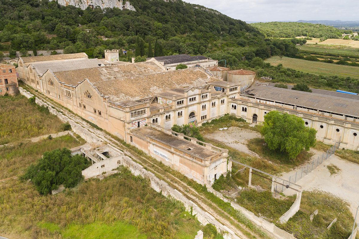 L’Ajuntament de Felanitx ha aprovat la llicència urbanística que permet al Consell de Mallorca enderrocar dues edificacions annexes al Sindicat, en estat de ruïna i sense valor patrimonial. L’actuació té com a objectiu millorar la seguretat i la integració paisatgística d’aquest espai emblemàtic del municipi. El projecte, presentat pel Consell —propietari de l’edifici i dels terrenys—, és exclusivament de demolició i s’ajusta a la normativa urbanística vigent. Les obres afectaran dues petites estructures situades vora la rotonda de la ronda de circumval·lació, afegides amb posterioritat a la construcció original del Sindicat. Segons la documentació presentada, les edificacions estan fetes de formigó armat i consten de tres pilars de 30x30 centímetres i una biga del mateix tipus, amb una alçada d’uns quatre metres i una longitud de catorze. També es preveu eliminar un paviment de formigó d’uns 118 metres quadrats. El cost total del projecte ascendeix a 7.500 euros i no implica cap modificació dels paràmetres urbanístics existents, ja que les estructures es troben en desús i no tenen cap valor històric ni arquitectònic. Amb aquesta actuació, el Consell de Mallorca pretén retirar elements degradats i millorar l’aspecte general de la zona del Sindicat.