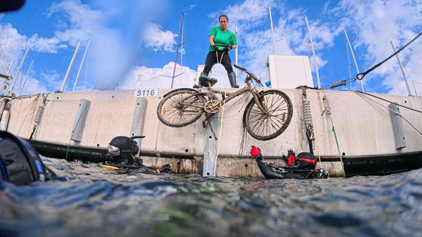 Rècord de bussos voluntaris en la sisena neteja del fons marí del Club de Mar