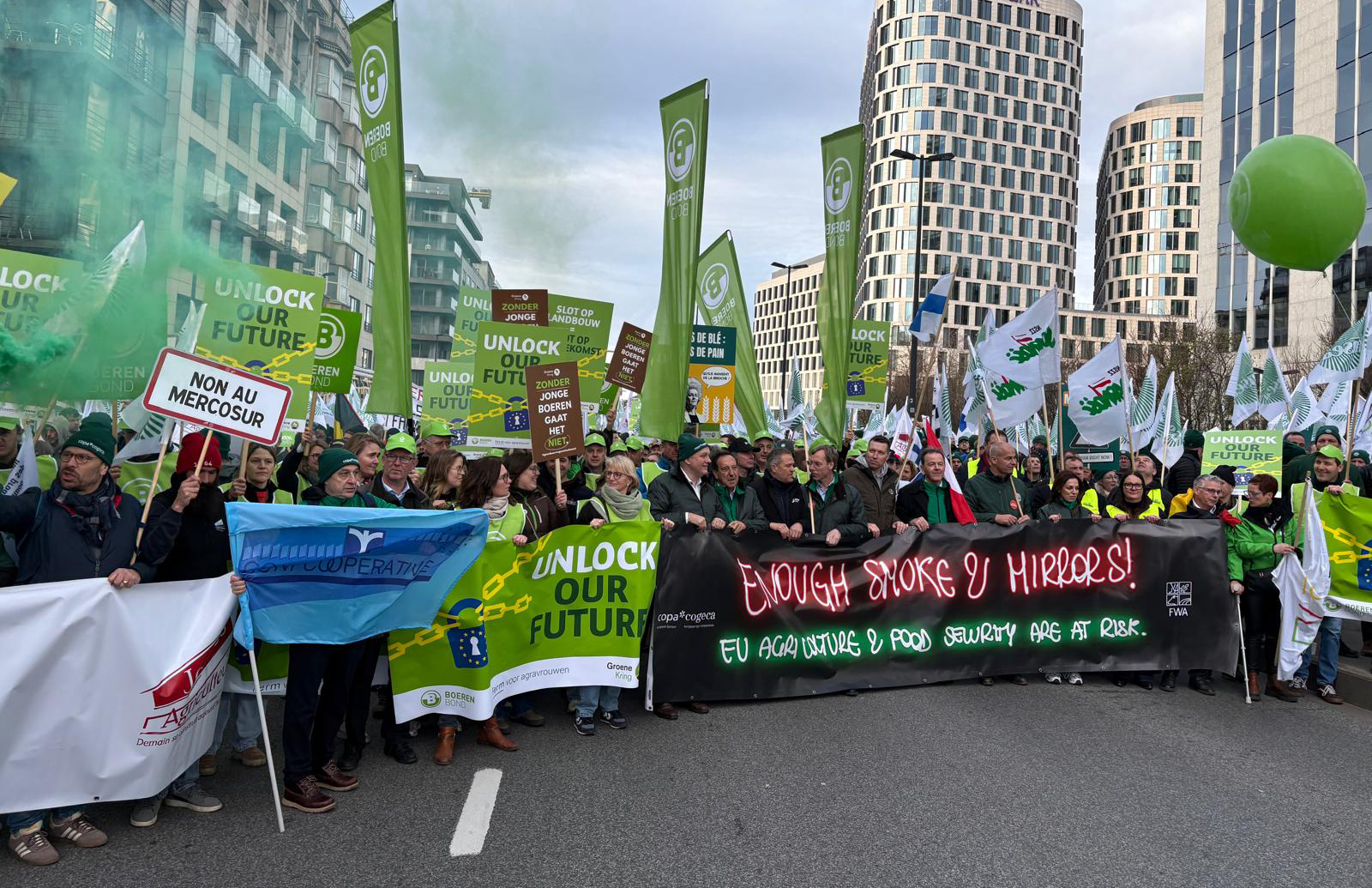 El sector primari europeu ha dit «prou». Aquest dijous, Brussel·les ha esdevingut l'escenari d'una protesta multitudinària que ha aplegat prop de 15.000 agricultors i cooperatistes de tot el continent. Entre ells, una veu pròpia: la de Cooperatives Agro-alimentàries de les Illes Balears, que juntament amb l'organització estatal, ha viatjat a la capital belga per reclamar solucions urgents a l'estancament de la política agrària de la Unió Europea. La mobilització, convocada pel COPA-COGECA coincidint amb la celebració del Consell Europeu, té un objectiu clar: exigir una Política Agrària Comuna (PAC) més justa i amb un finançament adequat més enllà del 2027. Les organitzacions signants del manifest «Prou de fum i miralls» demanen que les institucions passin de les paraules als fets per garantir la supervivència d'un sector estratègic. L’especificitat insular, en risc La presidenta de Cooperatives Agro-alimentàries Illes Balears, Jerònima Bonafé, ha estat contundent en assenyalar que el futur de l'agricultura europea es troba en un «moment decisiu». Bonafé ha destacat que qualsevol política futura ha de reconèixer les externalitats positives que el camp aporta a la societat, com la seguretat alimentària i la conservació del territori. No obstant això, la presidenta ha posat l'accent en la realitat balear, marcada per la insularitat i una dada alarmant: en els darrers deu anys, la superfície agrària a les Illes s'ha reduït un 39%. «Les polítiques han de considerar les especificitats dels territoris insulars i la pèrdua accelerada de sòl agrari», ha advertit. Tres pilars per al futur El sector reclama respostes concretes articulades en tres eixos fonamentals: Una PAC forta: Finançament sòlid post-2027 que s'ajusti als desafiaments actuals. Comerç just: Un marc internacional equilibrat i transparent. Simplificació normativa: Reduir la complexitat burocràtica que ofega les explotacions. A més de la pressió econòmica, els agricultors s'enfronten als reptes del canvi climàtic, que es tradueixen en una major resistència de les plagues i l'aparició de malalties emergents com la pesta porcina, la grip aviària o la llengua blava. El model cooperatiu com a escut Des de l'organització balear s'ha recordat que les cooperatives no són només empreses, sinó estructures propietat dels mateixos productors que eviten la deslocalització i garanteixen la cohesió social al món rural. Per això, insten les institucions europees i regionals a donar un suport real a aquest model que permet reduir costos de producció i fixar l'ocupació en zones que, d'altra manera, estarien condemnades a l'abandonament. La jornada d'avui marca un punt d'inflexió en les negociacions del Marc Financer Plurianual, amb un missatge clar des de les Illes: sense rendibilitat ni polítiques realistes, el paisatge i el rebost d'Europa estan en perill.