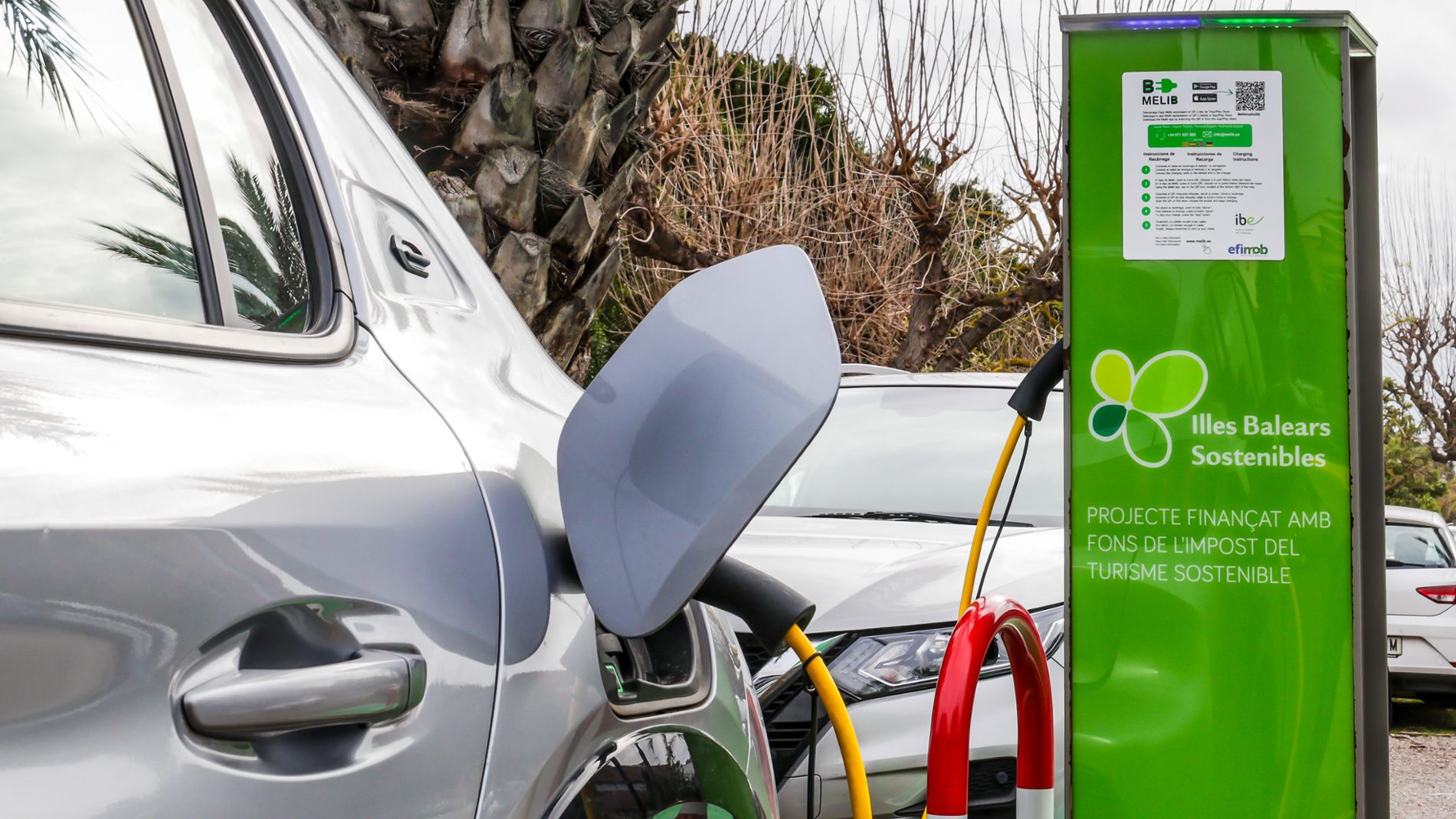 La UIB ofereix un 75% de bonificació en carregar cotxes elèctrics al campus