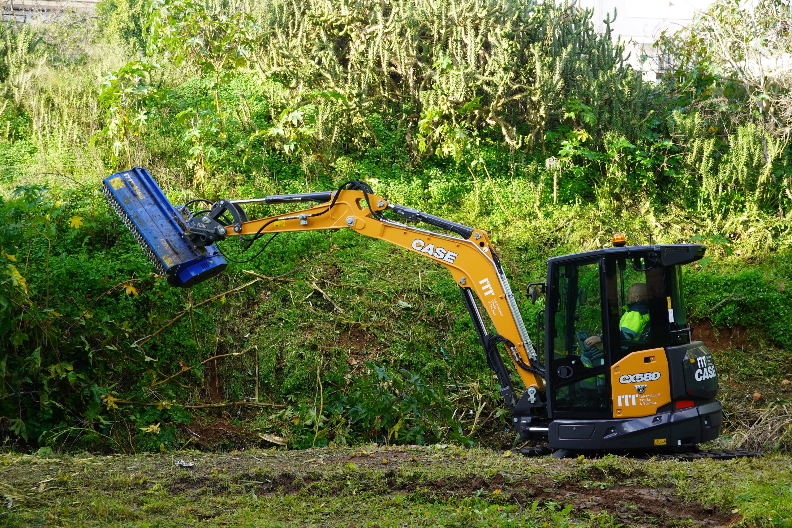 Marratxí reforça el manteniment de torrents i camins amb una excavadora hidràulica