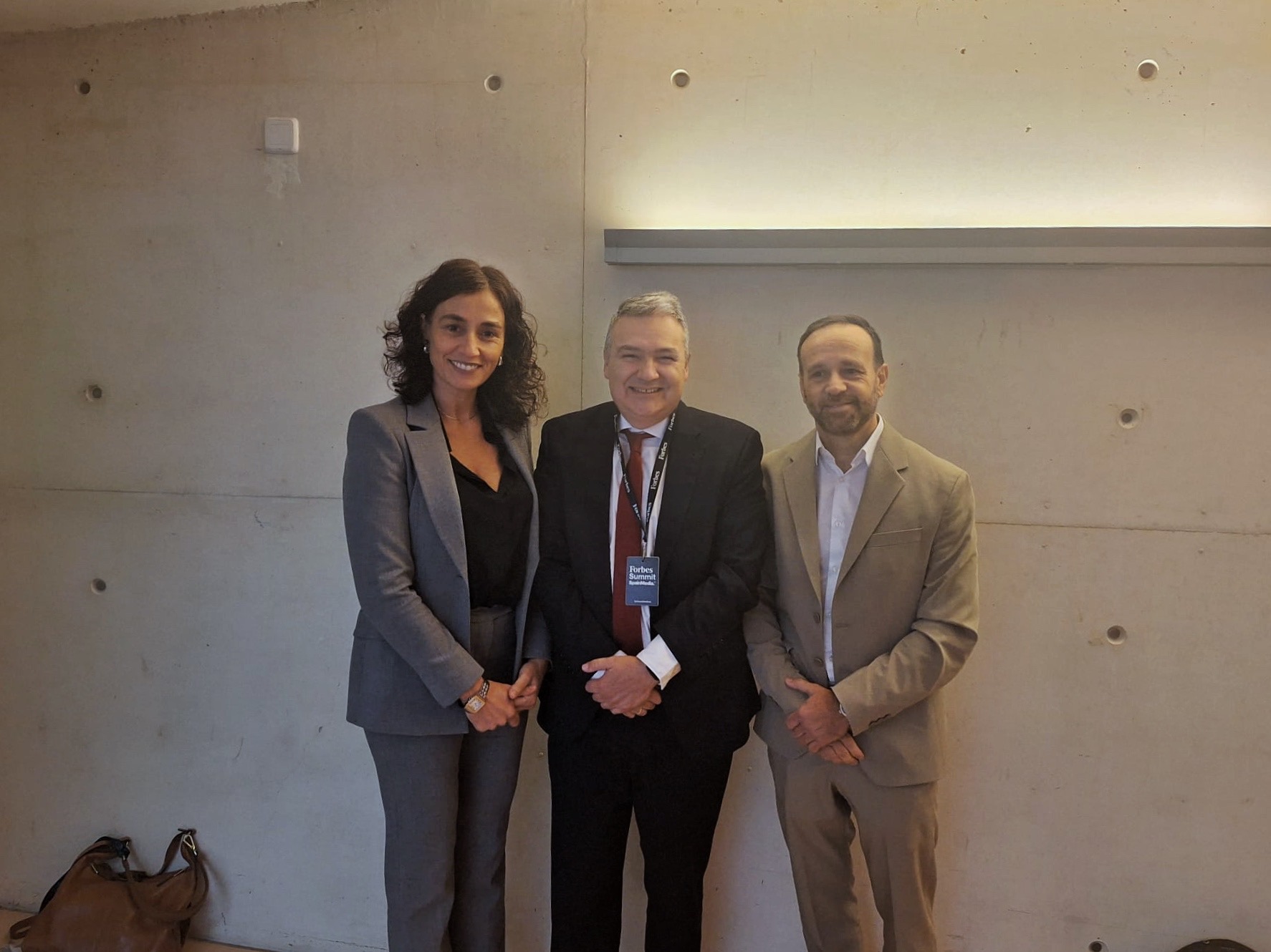 L’Autoritat Portuària de Balears (APB) s’ha adherit a Forética, l’organització de referència en sostenibilitat i responsabilitat social empresarial a Espanya i Llatinoamèrica. El pas s’integra dins la nova estratègia ESG que l’entitat està desplegant i que implica una transformació profunda del seu model de gestió, amb la incorporació transversal de criteris ambientals, socials i de bon govern. Amb aquesta adhesió, l’APB reforça els vincles amb xarxes de coneixement i col·laboració formades per empreses i institucions capdavanteres en sostenibilitat. Aquesta connexió ha d’afavorir l’avenç en àmbits com la transparència, la governança responsable, la innovació i la relació port-ciutat. L’APB passa també a integrar el Grup d’Acció de Sostenibilitat i RSE en les Empreses Públiques, una plataforma impulsada per Forética que reuneix entitats públiques que treballen per consolidar models de gestió més ètics i alineats amb els criteris ESG. Aquest espai ofereix cooperació estable, intercanvi d’experiències i eines per avançar en la integració estratègica de la sostenibilitat en el sector públic. A través d’aquesta plataforma, l’APB accedirà a coneixement especialitzat, sessions de treball amb experts, projectes col·laboratius i eines de diagnosi i progrés. També es promou la definició de marcs de referència, la detecció de reptes compartits i la difusió de bones pràctiques en matèria de governança, transparència o impacte social. El president de l’APB, Javier Sanz, subratlla que aquesta aliança “permet reforçar el compromís amb una gestió pública basada en la responsabilitat, la transparència i la generació de valor per a la societat”. El director general de Forética, Germán Granda, apunta que la incorporació de l’autoritat portuària “referma el seu compromís amb la sostenibilitat i la gestió responsable en un context que exigeix models més resilients, innovadors i alineats amb les expectatives socials i ambientals”. L’estratègia ESG de l’APB pretén integrar de manera transversal els criteris ambientals, socials i de bon govern a totes les àrees d’actuació, enfortint la transparència institucional, la cultura ètica i el diàleg amb els grups d’interès. Entre les línies prioritàries del nou marc destaquen la consolidació del cash flow social com a indicador de valor, l’impuls d’una política de transparència més sòlida, el desenvolupament de projectes d’integració port-ciutat i la creació de nous mecanismes de participació ciutadana. Amb aquesta incorporació, l’APB reafirma la seva voluntat de situar-se entre les administracions portuàries capdavanteres en gestió sostenible i d’enfortir aliances que contribueixin a generar valor per a la ciutadania i el territori.