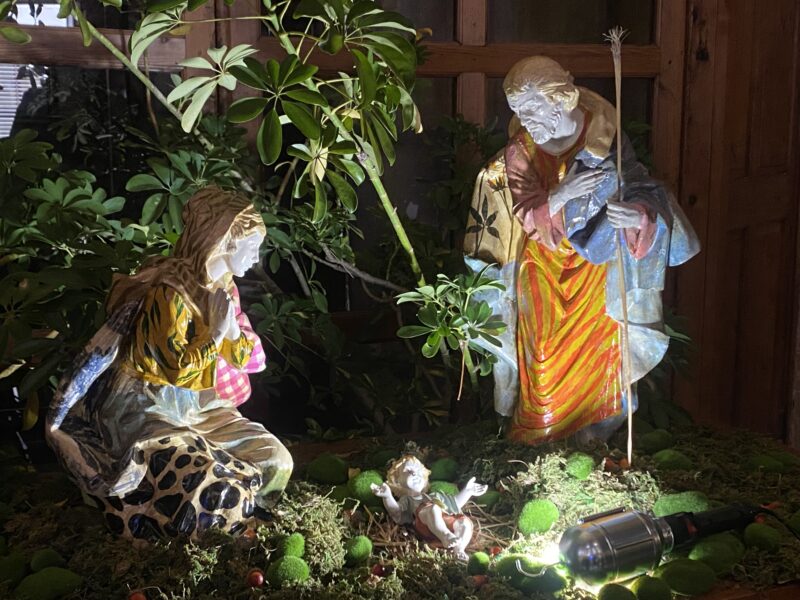 Santa Creu acull un betlem contemporani de Pep Guerrero en diàleg amb els seus pessebres històrics