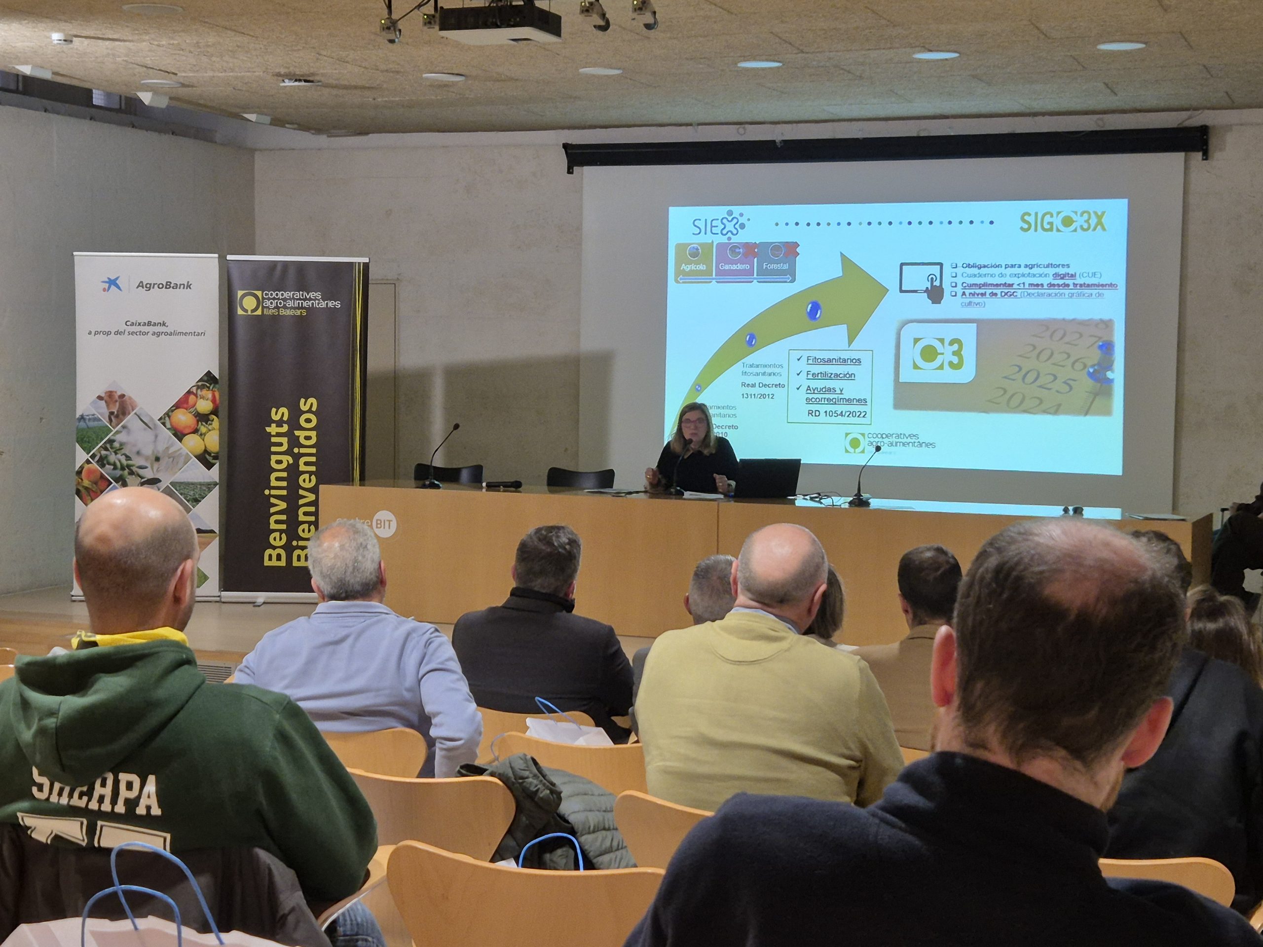 Els pagesos es posen al dia en l'ús del nou quadern de camp digital