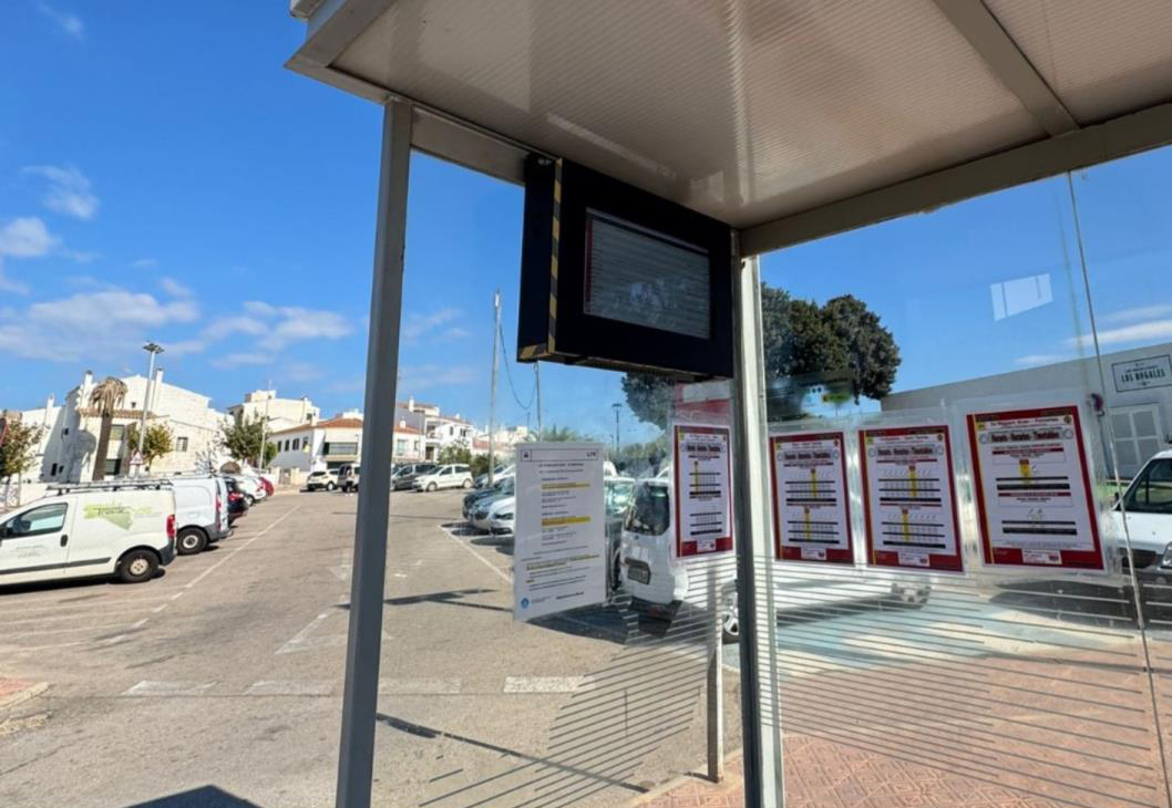 Les parades d'autobús de Menorca, amb monitors informatius