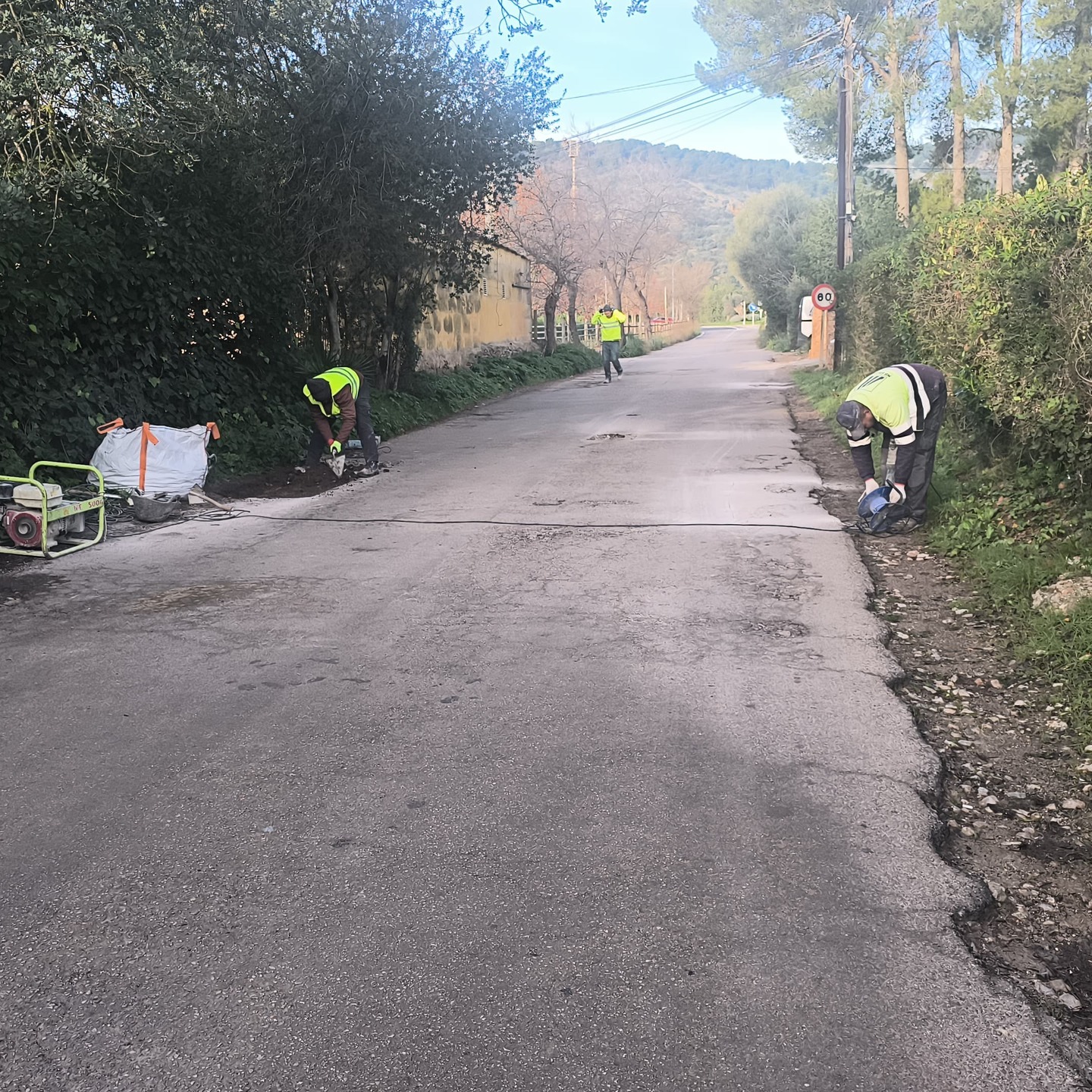 L'Ajuntament de Bunyola apedaça la carretera que dona accés al Joan March
