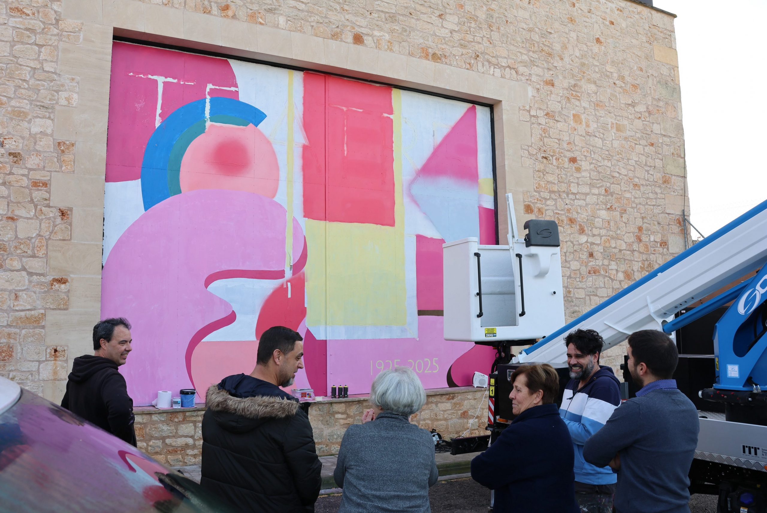 Un mural de grans dimensions per commemorar el centenari del Teatre Principal de Santanyí