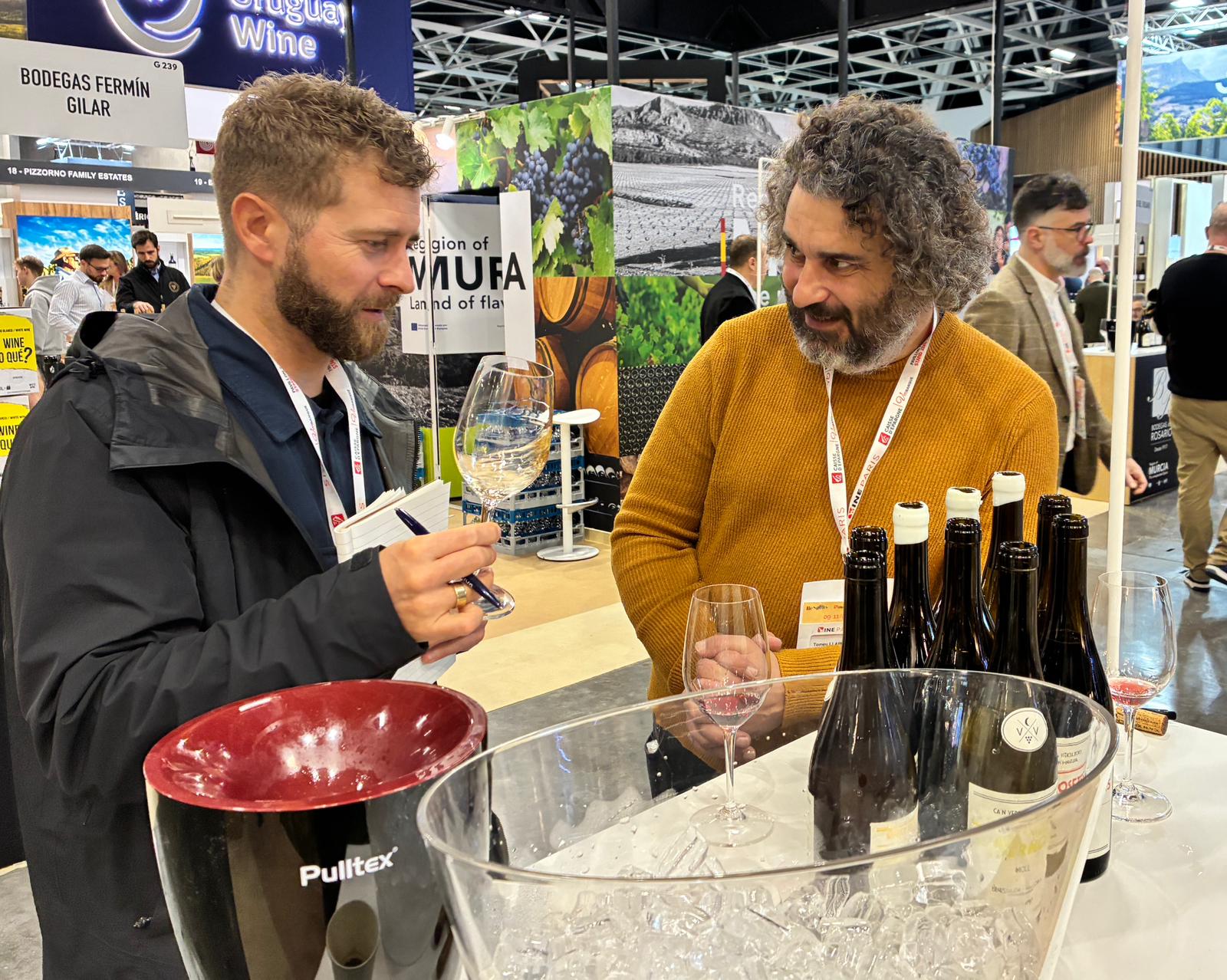 Els vins de les Illes Balears tornen a situar-se aquesta setmana a l’aparador internacional amb la participació de 19 cellers de Mallorca, Menorca i Eivissa a la Wine Paris 2026, una de les cites de referència del sector vitivinícola mundial. La fira, que se celebra del 9 a l’11 de febrer al recinte Paris Expo, aplega més de 6.000 expositors de 60 països i prop de 60.000 professionals procedents de 155 mercats, entre importadors, distribuïdors, sommeliers i prescriptors especialitzats. La presència balear s’articula sota l’impuls de la Conselleria d’Agricultura, Pesca i Medi Natural, que manté així l’aposta per la internacionalització del sector vitivinícola de les Illes. L’objectiu és donar continuïtat a una estratègia que cerca obrir nous canals comercials i reforçar el posicionament dels vins produïts a l’arxipèlag en mercats exteriors d’alt valor afegit. Durant la visita institucional a la fira, el conseller Joan Simonet ha remarcat la importància de participar en un certamen d’aquestes dimensions, que permet situar els vins balears dins els circuits internacionals i generar oportunitats de negoci més enllà del mercat local. En un context de creixent competència global, la presència a París esdevé un espai clau per mostrar la singularitat, la diversitat varietal i l’arrelament territorial dels vins de les Illes. La representació és diversa i reflecteix el mosaic vitivinícola balear. De la DO Binissalem hi participen Finca Biniagual i Can Verdura; de la indicació geogràfica VT Mallorca, Son Antem, Binigrau, Oliver Moragues, Can Xanet, Conde Suyrot, Mesquida Mora, Son Vich i Son Tortova; de la DO Pla i Llevant, Can Majoral, Miquel Oliver i Miquel Gelabert. Menorca hi és present a través de l’Associació Vi Menorca, que agrupa cinc cellers —Binifadet, Binitord, Son Cremat, Torralba i Torralbenc—, mentre que Eivissa hi participa amb Ojo de Ibiza sota la VT Eivissa. El director general de Qualitat Agroalimentària i Producte Local, Joan Llabrés, ha subratllat la importància de mantenir una presència continuada a París, tal com reclama el sector, per poder mesurar el retorn de les accions d’internacionalització i reforçar la imatge de les Illes Balears com a territori productor de vins de qualitat. Els cellers disposen d’un espai conjunt de 125 metres quadrats al pavelló 6 del recinte firal, concebut per maximitzar la visibilitat i facilitar els contactes comercials. El 90 % del cost de l’estand ha estat assumit per la Conselleria mitjançant fons de l’Impost del Turisme Sostenible, en col·laboració amb la Cambra de Comerç de Mallorca, en una aposta compartida per reforçar la projecció exterior del sector vitivinícola balear.