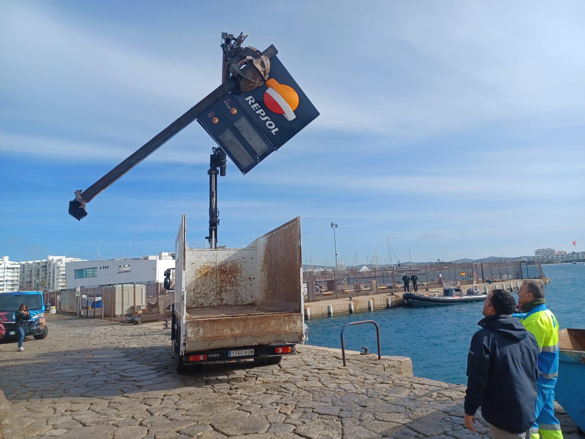 Sant Antoni extreu 2'5 tones de residus de la badia, fins i tot el cartell de la gasolinera
