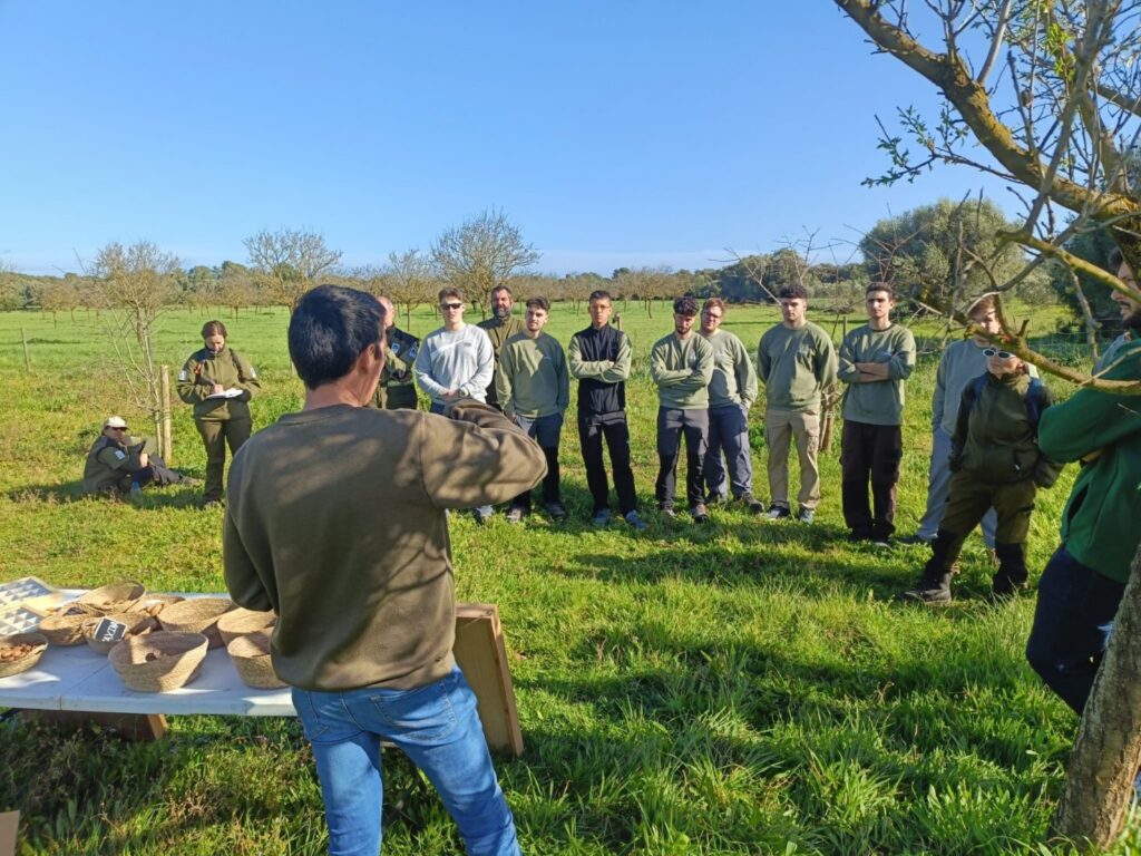 Son Real rep la visita dels alumnes de l'Institut Joan Taix