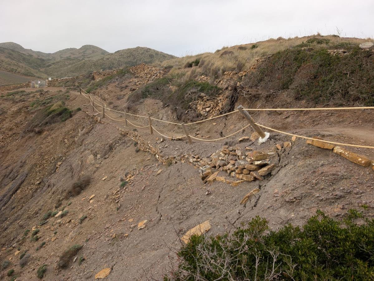 Un tram del Camí de Cavalls a Binidonaire, tancat per un despreniment