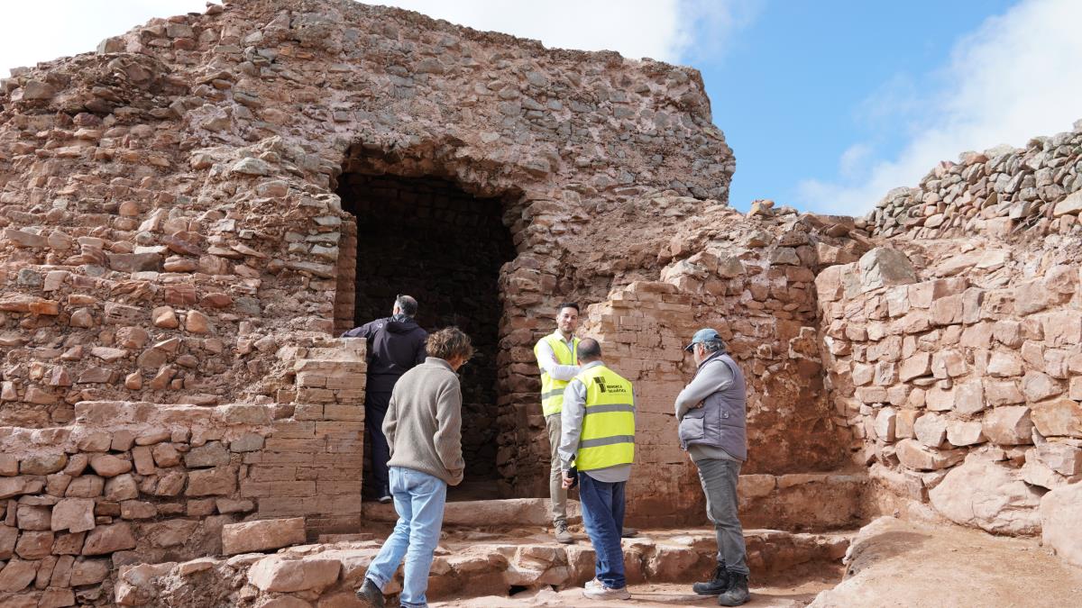 La restauració del Castell de Santa Àgueda treu a la llum una porta islàmica única a Menorca