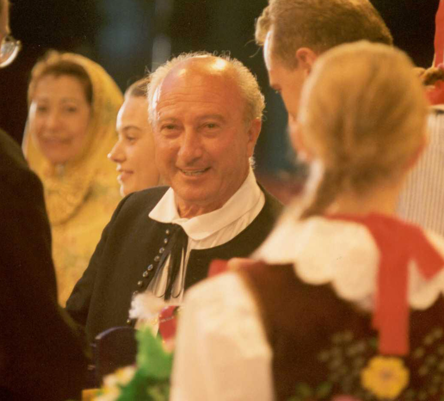 El ple de l’Ajuntament de Sant Joan ha aprovat per unanimitat el nomenament de Carles Costa i Salom (1933-2020) com a Fill Predilecte del municipi, en reconeixement a una trajectòria marcada per la defensa de la cultura popular, la dinamització social i la preservació de les tradicions locals. La decisió culmina el procés iniciat per una comissió honorífica que, després d’avaluar els mèrits del candidat, elevà la proposta al plenari. La recerca i recopilació de la seva trajectòria ha anat a càrrec de Climent Picornell i Miquel Company, que han documentat una figura clau per entendre la vida cultural santjoanera de la segona meitat del segle XX. El títol de Fill Predilecte és una de les màximes distincions del municipi i vol posar en valor persones que han deixat una empremta significativa en el poble. L’acte institucional de nomenament i reconeixement públic està previst per al pròxim 7 de juny, en una convocatòria organitzada conjuntament per l’Ajuntament i el Centre Cultural. Una vida lligada al poble i a la cultura popular Nascut a Sant Joan l’any 1933, Carles Costa i Salom va créixer immers en la vida associativa del poble. Des de ben jove participà en diverses entitats i activitats, un fet que marcaria el seu compromís posterior amb la dinamització social. Casat amb Margalida Bauzà i pare de quatre fills, combinà la seva vida familiar amb una intensa activitat pública. El seu vincle amb el folklore començà precoçment amb el ball de bot, primer com a integrant d’agrupacions locals i posteriorment com a impulsor de la seva recuperació. A partir de 1976, va esdevenir una peça clau en la reintroducció i difusió de les danses tradicionals a Sant Joan, en sintonia amb el moviment de revitalització cultural que s’estenia arreu de Mallorca. Motor del teixit associatiu i cultural Costa fou una figura central en la creació i consolidació d’entitats que han marcat la identitat del municipi. Va participar en la fundació del grup de danses Aires de Pagesia i dirigí la revista local Sant Joan, a més de liderar la transformació del Teleclub en el Centre Cultural de Sant Joan, entitat de la qual fou l’ànima durant dècades. Des d’aquest espai, impulsà iniciatives que combinaven modernitat i tradició: certàmens literaris, activitats musicals, teatre, excursions i festes populars. Moltes d’aquestes propostes han perviscut i formen part avui de l’imaginari col·lectiu del poble, com la Cavalcada de Reis, els Set Dimonis o els correfocs. En aquest darrer àmbit, destaca especialment el seu paper pioner en la introducció de les colles de diables a Mallorca, amb la creació, el 1993, de la de Sant Joan, la primera de les Illes. Compromís institucional i amb la premsa local La seva implicació també s’estengué a la política municipal. Entre 1979 i 1987 exercí com a regidor de Cultura, Esports i Afers Socials, contribuint a consolidar una oferta cultural estable en un moment de canvis profunds. Paral·lelament, tingué un paper destacat en la premsa forana. Fou membre fundador de l’Associació de Premsa Forana de Mallorca i en presidí l’entitat en diferents etapes, reforçant la xarxa de mitjans locals i la seva funció com a eina de cohesió territorial. Llegat i reconeixement col·lectiu Autor de diverses publicacions sobre història i cultura popular, Carles Costa també deixà testimoni escrit de la memòria del seu poble. La seva obra i acció configuren un llegat que va més enllà de les iniciatives concretes i que es reflecteix en la vitalitat del teixit associatiu santjoaner. Va morir el 19 d’abril de 2020, en ple confinament per la pandèmia de la COVID-19. Aquell dia, el poble li va retre un homenatge espontani des de portals i balcons, en una mostra de reconeixement popular a una vida dedicada al servei comunitari. Amb el nomenament com a Fill Predilecte, Sant Joan institucionalitza ara aquest agraïment i reivindica la figura d’un dels seus principals dinamitzadors culturals contemporanis.