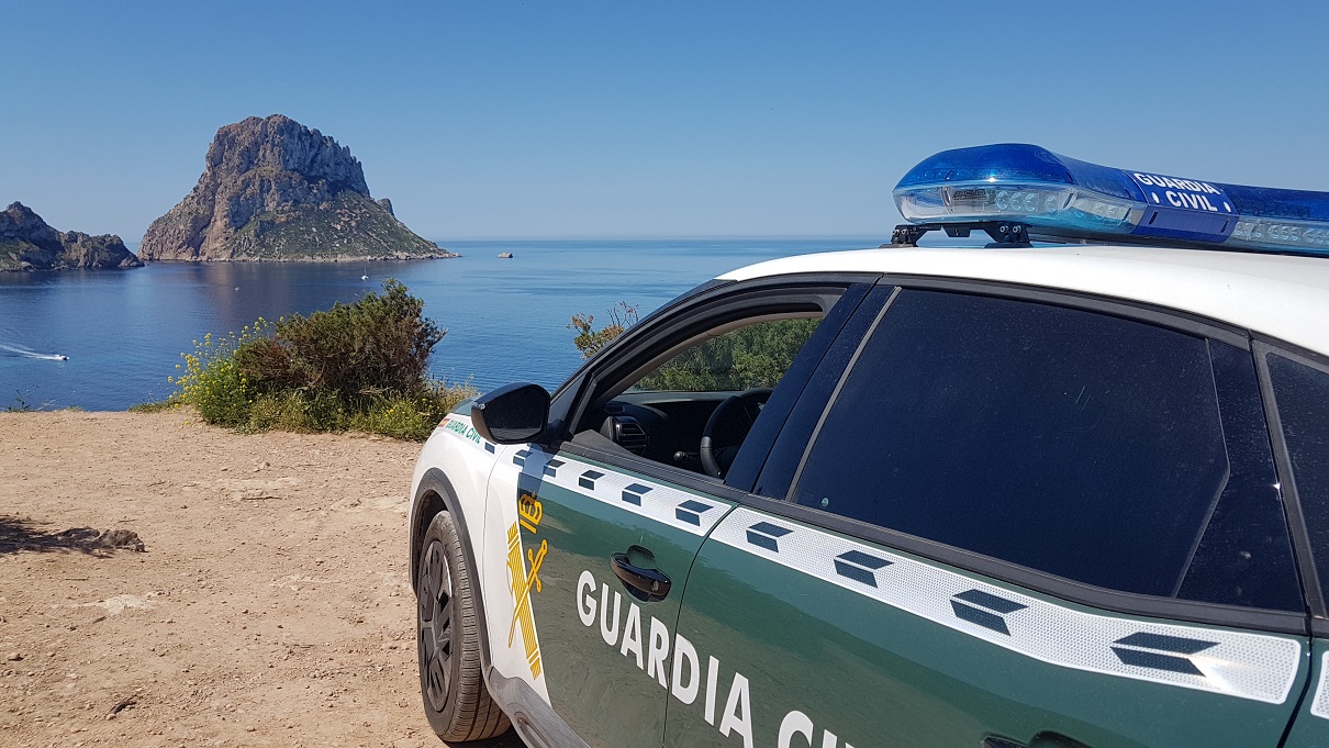 Detingut un home per causar danys a una vintena de vehicles prop del mirador d’Es Vedrà