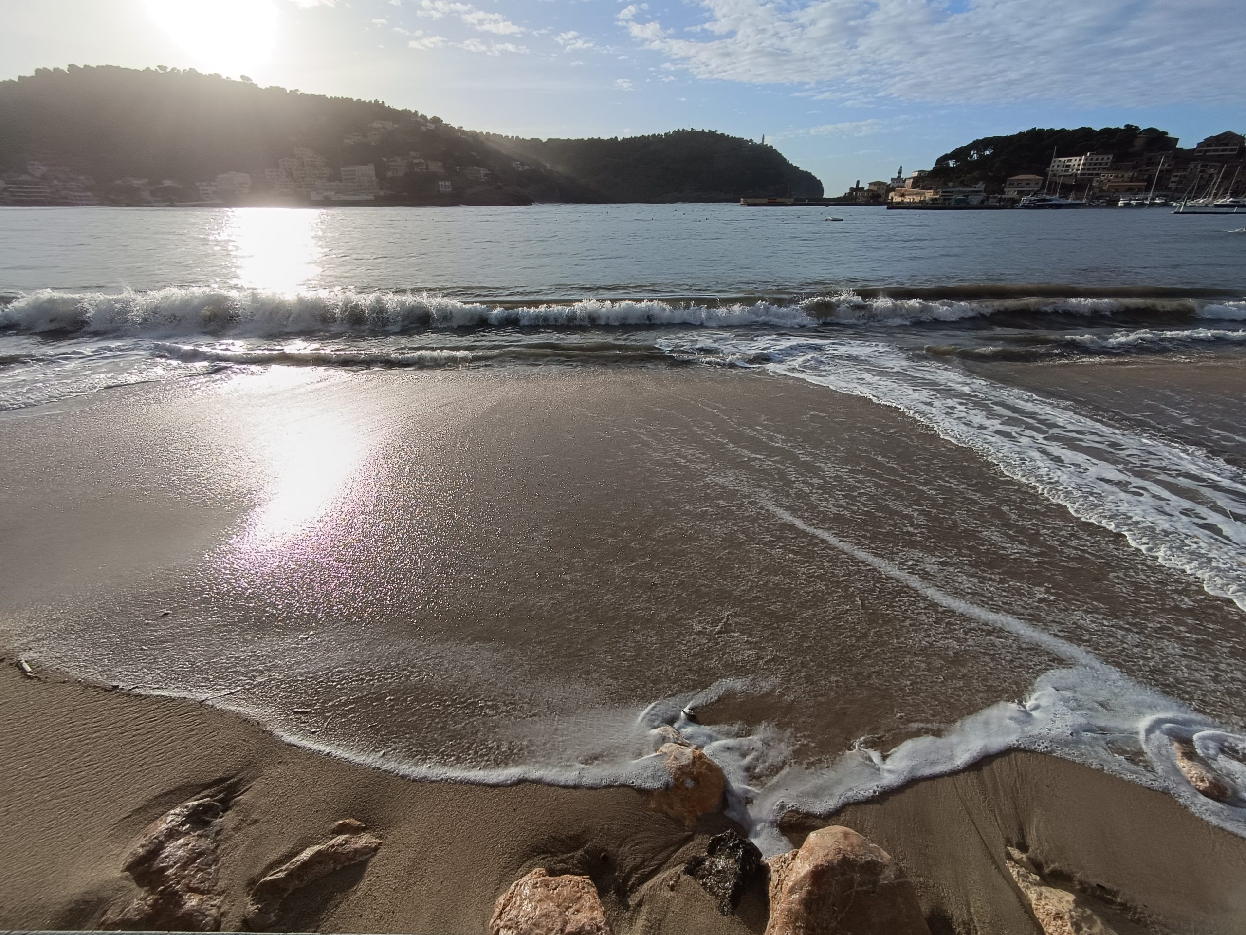 El febrer de 2026 ha estat un mes extremadament càlid a les Illes Balears, amb una temperatura mitjana de 13,2 °C i una anomalia de +2,9 °C respecte als valors habituals. Segons l’avanç climatològic de l’Agència Estatal de Meteorologia (Aemet), es tracta del tercer febrer més càlid des de 1961. El caràcter extraordinari s’ha fet notar especialment a Mallorca i Eivissa, on el mes ha estat qualificat d’extremadament càlid, mentre que a Menorca ha estat molt càlid. Les mitjanes s’han situat en 13,3 °C a Mallorca, 13 °C a Menorca i 13,7 °C a Eivissa, amb anomalies superiors als dos graus a totes les illes. S’han batut nombrosos rècords de temperatura mitjana mensual i de mínimes elevades en estacions històriques com Lluc, l’aeroport de Palma, Son Bonet o Sant Joan de Labritja. També s’han registrat màximes pròpies de la primavera avançada: 25,3 °C a Pollença el dia 25, 21,3 °C a la Mola (Menorca) i 23,4 °C a Eivissa. En contrast, només hi ha hagut una nit de gelada a tot l’arxipèlag, a Escorca, quan en un febrer habitual se’n registren diverses. Un mes molt sec Pel que fa a la pluja, el mes ha estat molt sec arreu de les Illes. La mitjana balear ha estat de 10,6 l/m², gairebé un 80% per davall del normal, fet que el converteix en l’onzè febrer més eixut des de 1961. A Mallorca han caigut 10,1 l/m² de mitjana, amb la Serra de Tramuntana com a zona més plujosa —27,8 l/m² a Alfàbia—, però també molt per sota dels valors habituals. Al nord-est, estacions com la Colònia de Sant Pere o Capdepera amb prou feines han superat el litre per metre quadrat. A Menorca la mitjana ha estat de 14,1 l/m² (un 71% menys del normal), i a Eivissa de 8,3 l/m², amb dèficits similars. Formentera ha registrat 6,9 l/m². No hi ha hagut dies de neu i les jornades de tempesta han estat inferiors a l’habitual. Vent i mala mar El febrer també ha estat molt ventós, especialment a Mallorca i Eivissa. A l’aeroport de Palma s’han registrat 15 dies de vent fort —el triple del que és habitual—, mentre que a l’aeroport d’Eivissa se n’han comptabilitzat 18, més del doble de la mitjana i rècord de la sèrie històrica. Les ratxes més intenses es varen produir el dia 12 amb el pas de la borrasca Nils, amb 162 km/h a Alfàbia i més de 100 km/h en diversos punts de l’arxipèlag. La mala mar també va ser destacable: la boia de Maó va mesurar onades de fins a 9,4 metres d’altura màxima durant el pas d’Oriana. El conjunt de dades confirma un febrer excepcional, marcat per temperatures inusualment altes, escassetat de precipitacions i episodis de vent intens que accentuen la tendència cap a hiverns cada vegada més suaus i irregulars a les Balears.