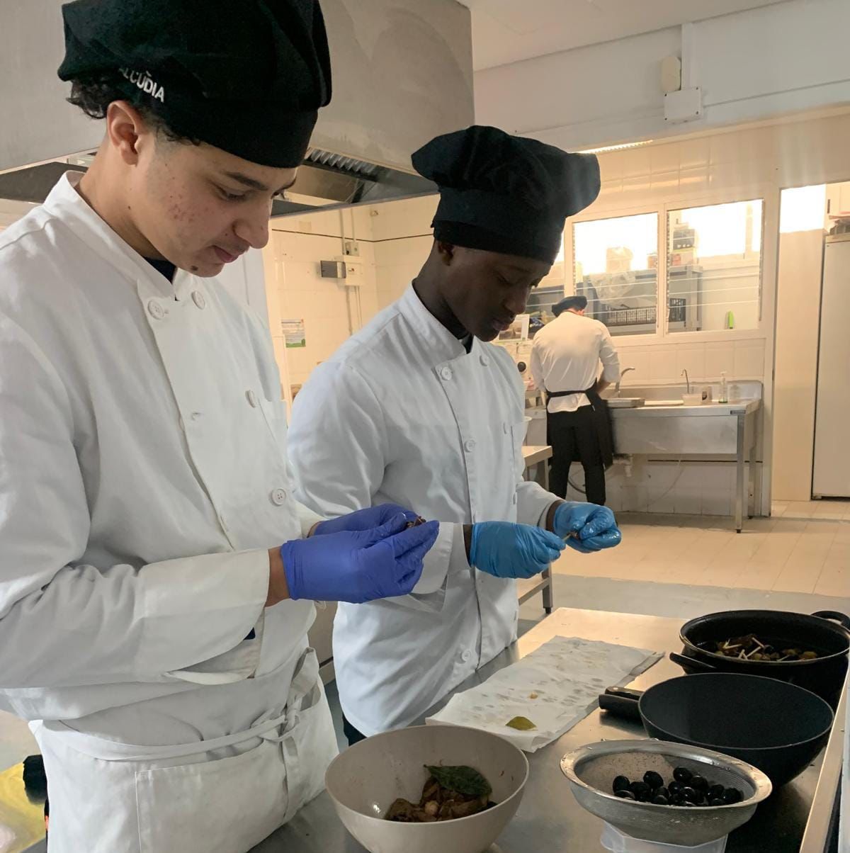 La Conselleria d’Agricultura, Pesca i Medi Natural ha posat en marxa un projecte d’innovació educativa amb l’objectiu de reforçar el paper de les varietats locals dins el sistema agroalimentari i apropar-les a les noves tendències culinàries. La iniciativa, desenvolupada a través de l’Institut de Recerca i Formació Agroalimentària i Pesquera (IRFAP), implica centres de formació professional agrària i gastronòmica. El projecte, coordinat pel CIFP Joan Taix amb la participació de l’IES Alcúdia i l’IRFAP, ha estat seleccionat dins la convocatòria autonòmica d’ajuts a la innovació i transferència de coneixement per al curs 2025-2026. Comptarà amb un finançament de 15.470 euros. Amb una proposta que integra producció i cuina, l’alumnat participarà en tot el procés, des del cultiu fins a l’elaboració de plats. Els estudiants de la branca agrària s’encarregaran de conrear varietats locals com el ciuró mallorquí, la col borratxona o la ceba blanca, aplicant criteris d’agricultura ecològica. Paral·lelament, els alumnes de cuina treballaran aquests productes per desenvolupar noves receptes inspirades en la tradició. L’IRFAP aportarà material vegetal i suport tècnic i científic, amb la voluntat d’assegurar una base de recerca aplicada en totes les fases del projecte. Aquesta col·laboració també cerca enfortir els vincles entre el món educatiu i el sector productiu, facilitant una transferència directa de coneixement cap a la pràctica professional. Des de l’organisme, la gerent Georgina Brunet ha remarcat la importància d’aquesta iniciativa per apropar els joves al valor de les varietats locals i per generar noves oportunitats al sector primari. El projecte també incideix en la necessitat d’impulsar models productius sostenibles i fomentar el consum de producte de proximitat. Aquesta línia de feina s’inscriu en la col·laboració iniciada el 2024 entre l’IRFAP i el CIFP Joan Taix en el marc del Banc de Germoplasma de les Illes Balears, orientada a la conservació i recuperació de llavors tradicionals.