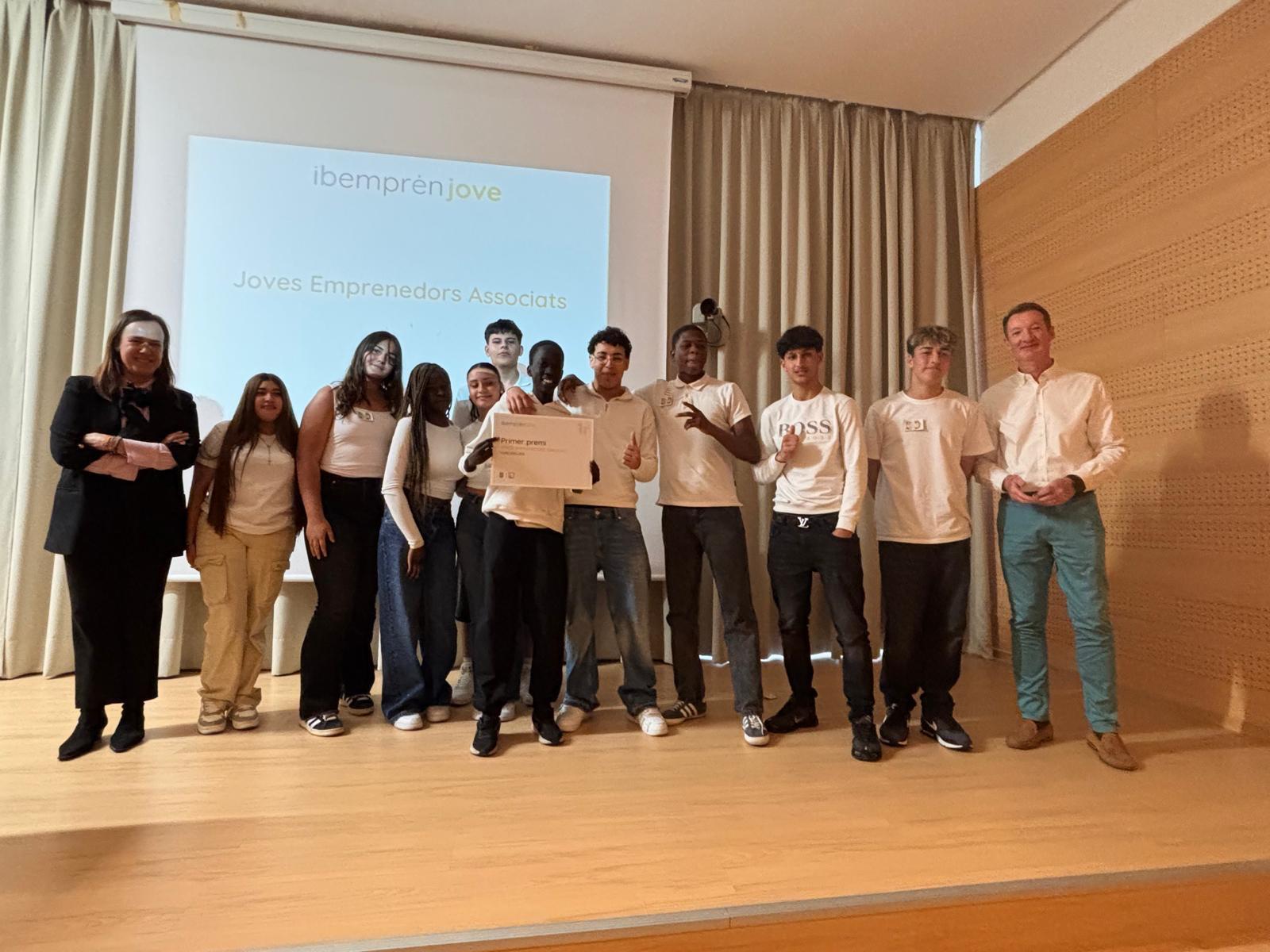 L'hort vertical del CC Sant Felip Neri, premi a l'emprenedoria juvenil del Govern