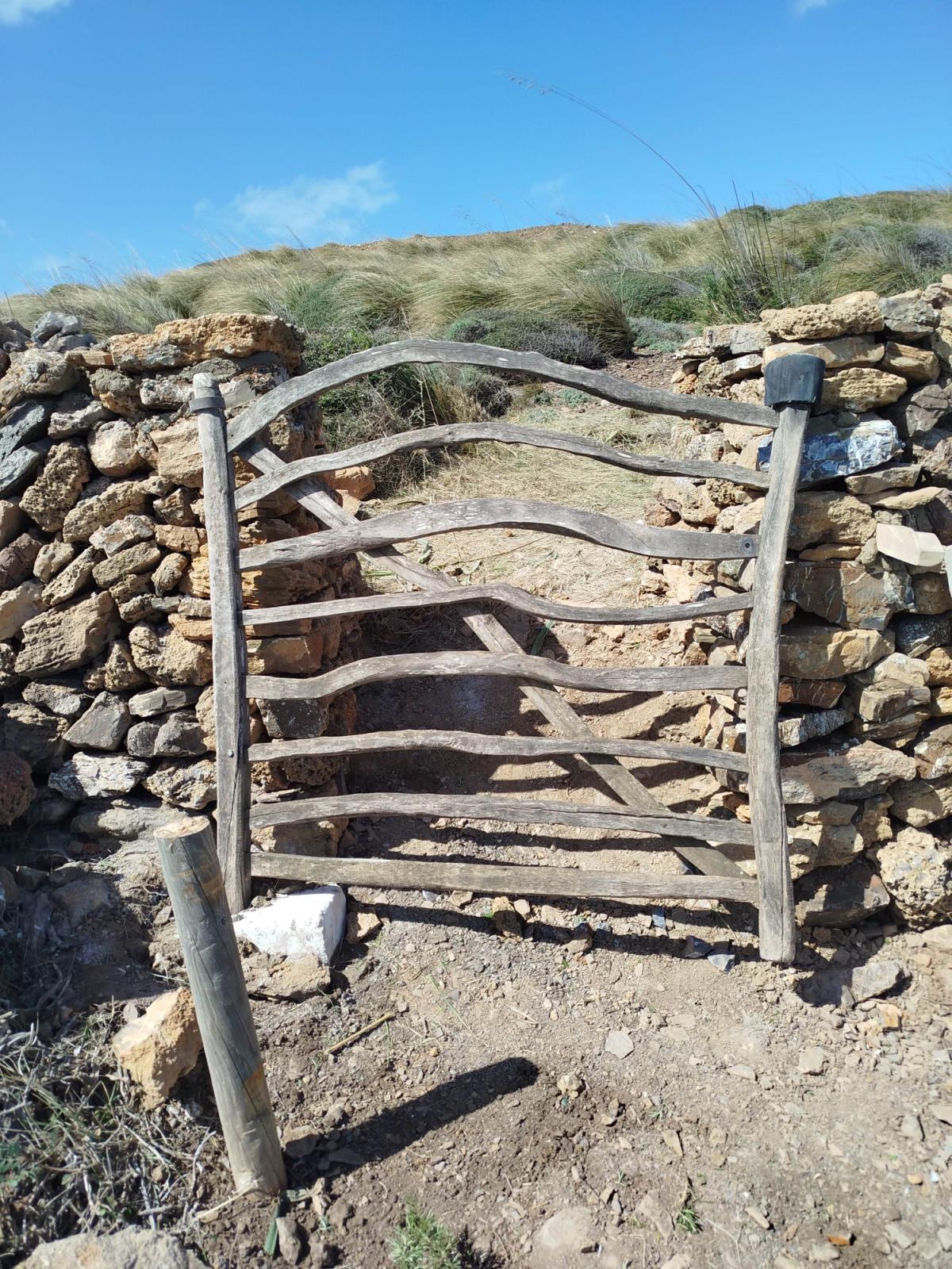 Un pas alternatiu provisional al Camí de Cavalls per evitar una zona amb una esllavissada