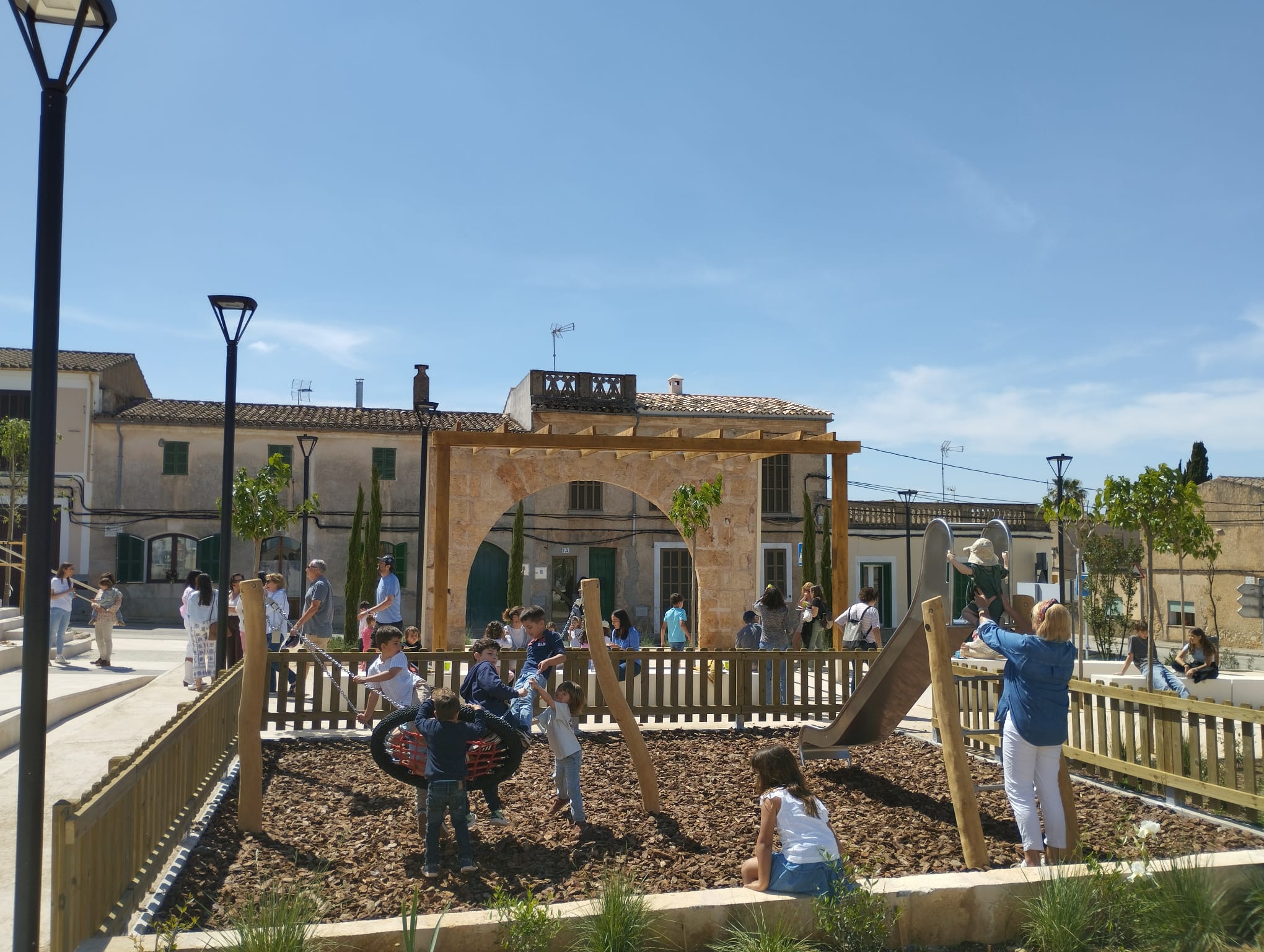 Cas Concos aconsegueix estrenar la seva plaça, un projecte que data de l'any 1969