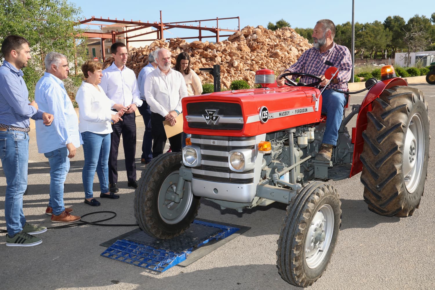 Motocicletes i tractors es beneficien de la visita de la ITV mòbil als pobles