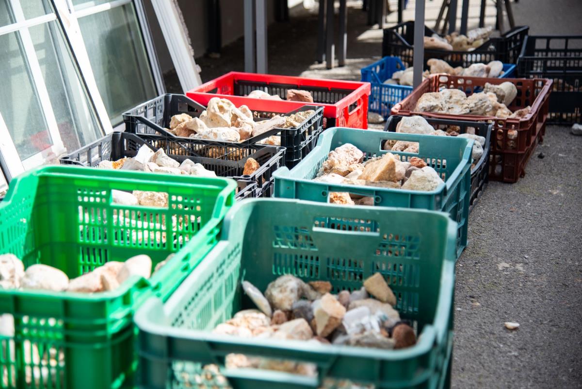 Menorca torna a la natura el material geològic incautat a l'aeroport durant 2025
