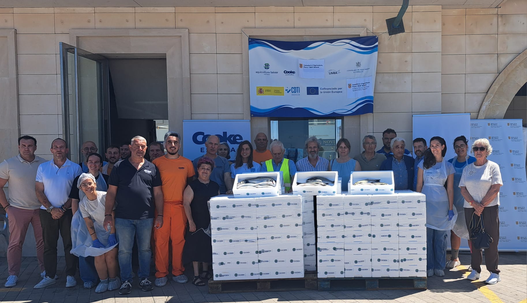 Set entitats socials reben una donació de llobarros procedents d'un projecte aqüícola
