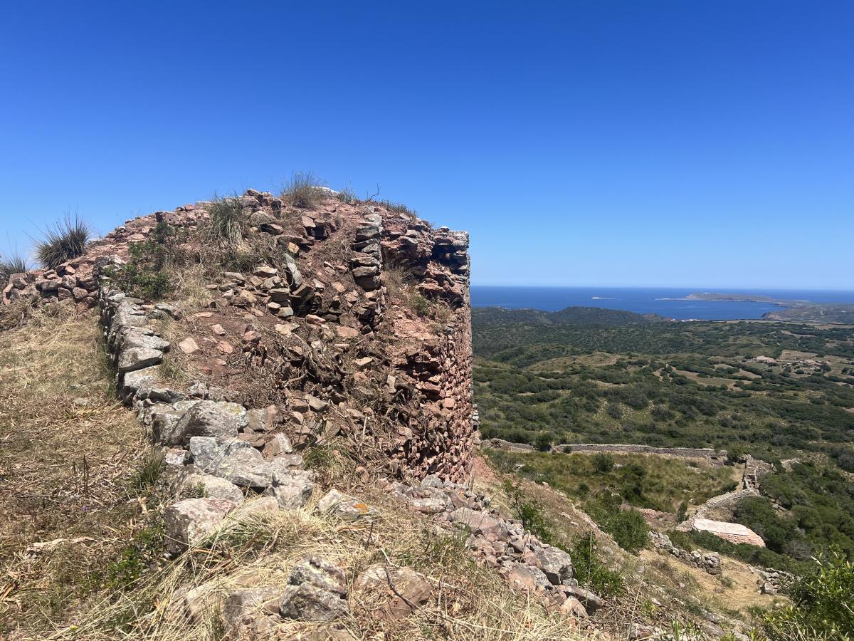 El Castell de Santa Àgueda ressorgeix de dins la vegetació