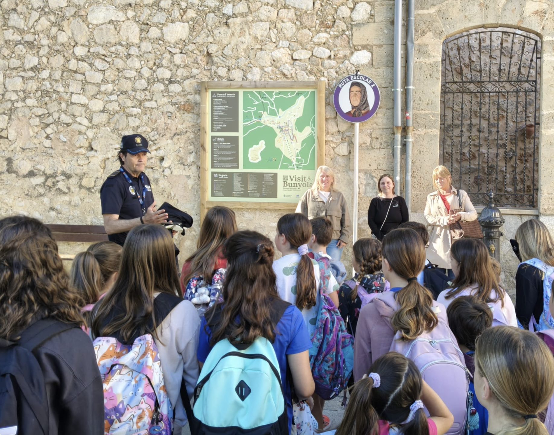 Bunyola estrena una ruta segura per anar a escola, amb l'apadrinament dels seus gegants