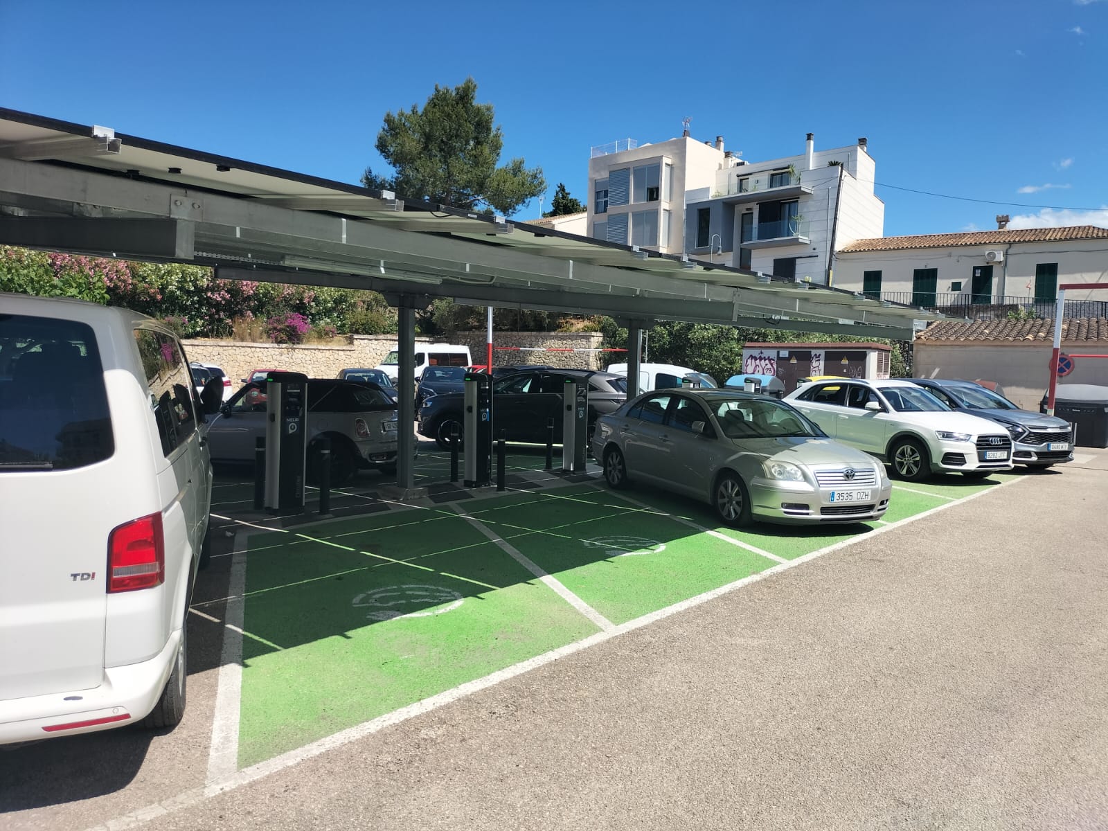 Dotze nous punts de recàrrega per a vehicles elèctrics al Port d'Alcúdia