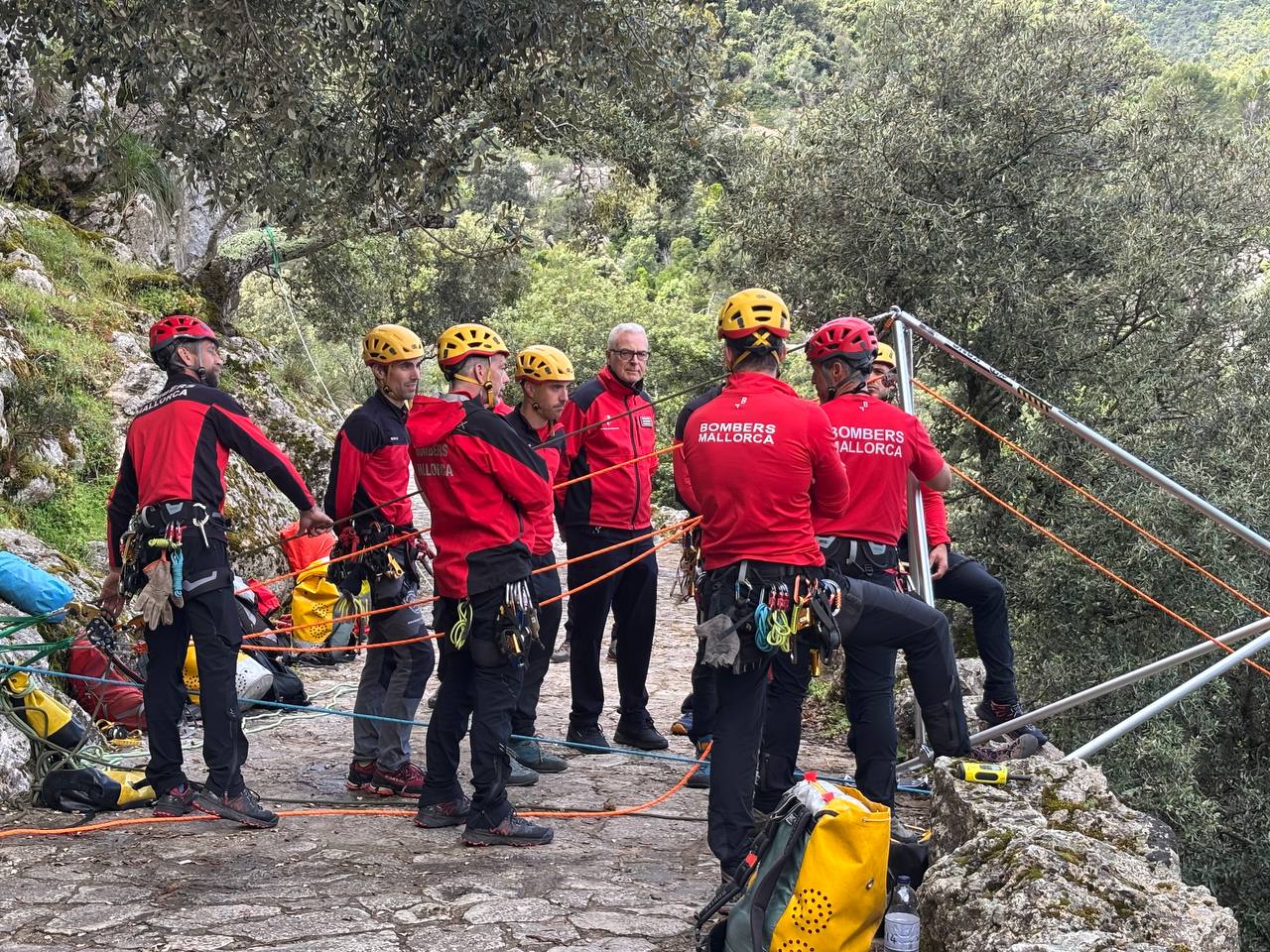 Els Bombers de Mallorca entrenen a Lluc maniobres de rescat en zones de difícil accés