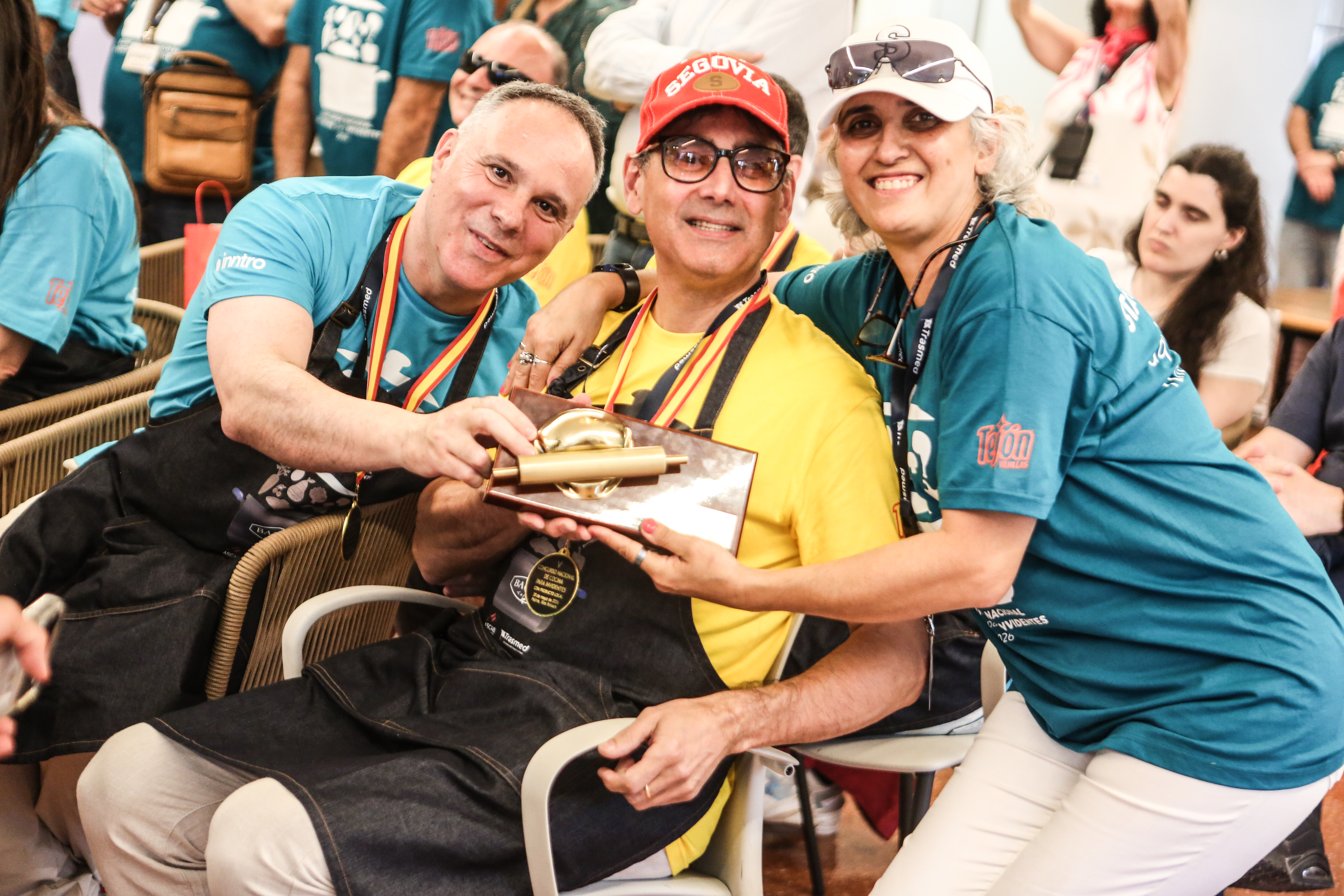 Palma ha estat l'escenari de la cinquena edició del Concurs Nacional de Cuina per a Persones Invidents amb Producte Local, una iniciativa impulsada per l'Associació de Cuiners i Pastissers de les Illes Balears (ASCAIB) i l'entitat Cocina a Ciegas que combina gastronomia, inclusió social i promoció del producte de proximitat. El certamen, celebrat per primera vegada a Mallorca, va tenir lloc a Ca'n Tàpera i va reunir nou participants procedents de diverses comunitats autònomes. La convocatòria s'ha consolidat com una de les principals cites estatals dedicades a visibilitzar les capacitats professionals de les persones amb discapacitat visual dins el sector de la restauració. L'activitat s'emmarca dins la campanya «Cocina Sin Barreras», que té com a objectiu fomentar la igualtat d'oportunitats i afavorir la inclusió laboral de les persones invidents en l'àmbit de l'hostaleria. El president d'ASCAIB, Koldo Royo, va destacar que la iniciativa demostra que «el talent no entén de barreres» i va reivindicar la gastronomia com una eina d'inclusió, formació i generació d'oportunitats, al mateix temps que contribueix a posar en valor els productes locals de Mallorca. El concurs va comptar amb el suport de PalmaActiva i del Consell de Mallorca, així com d'altres entitats i empreses compromeses amb la inclusió social i la promoció econòmica vinculada al territori. El jurat va estar integrat per professionals reconeguts del sector gastronòmic, la comunicació i les institucions, entre els quals destacaven els cuiners Andreu Genestra i Carlos Alba, el periodista Jonatan Armengol, així com representants de PalmaActiva, el Consell de Mallorca, IB3, Trasmed i l'Escola d'Hoteleria de les Illes Balears. Pel que fa al palmarès, el primer premi va ser per a Antonio Martínez, de La Rioja, amb l'elaboració «Tumbet Inclusivo de Ostra». El segon lloc va correspondre a Ignacio Velasco, de Segòvia, gràcies al plat «Sobra Presión Mallorquina», mentre que la palmesana Clara María Sastre va obtenir el tercer premi amb una proposta inspirada en la gastronomia tradicional mallorquina titulada «Panades Mallorquinas». A més, el premi especial al producte local va recaure en José Antonio Peña, també de La Rioja, per la seva elaboració «Pescado del día a la mallorquina». La celebració d'aquesta cinquena edició a Mallorca reforça el paper de l'illa com a escenari d'iniciatives que uneixen gastronomia, inclusió i promoció del producte de proximitat, amb l'objectiu de donar visibilitat al talent i afavorir una restauració més accessible i integradora.