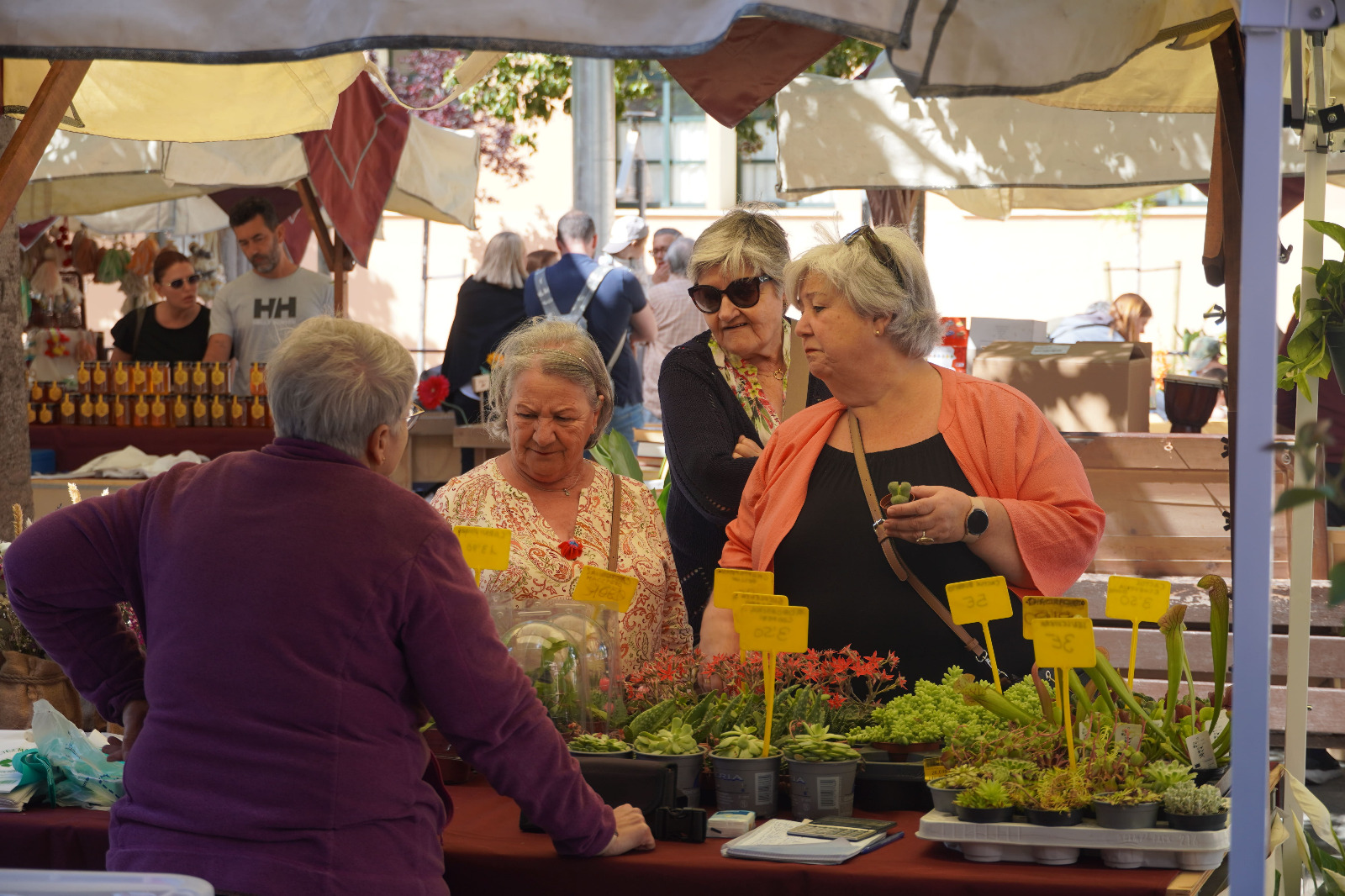 Sa Cabana estrena amb èxit el primer Mercat de Primavera a la plaça Bartomeu Riera