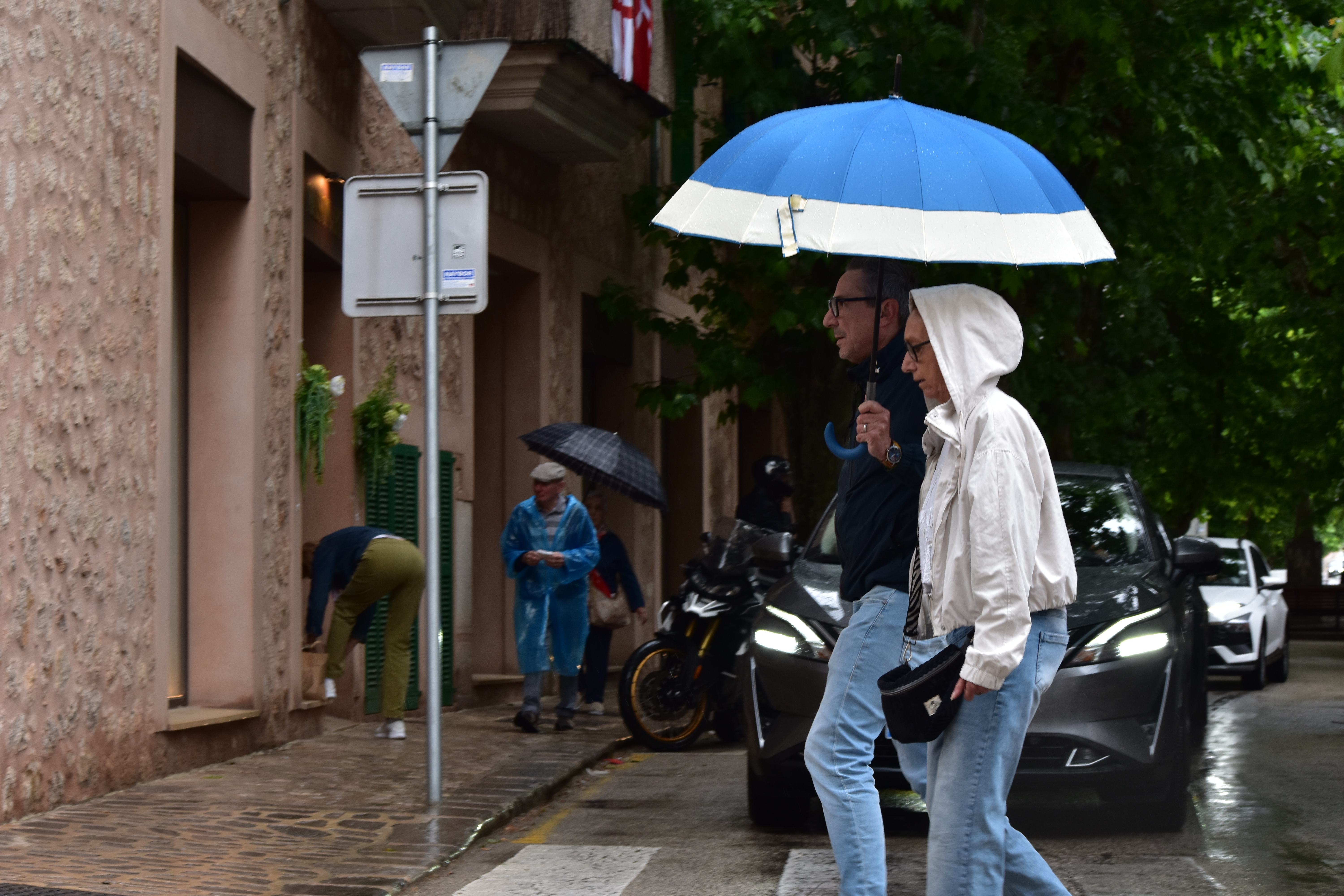 El mes de maig de 2026 va estar marcat per temperatures clarament superiors a les habituals a les Illes Balears. Segons les dades meteorològiques, la temperatura mitjana de l’arxipèlag es va situar en 19,1 graus, un grau per damunt de la mitjana climàtica, fet que converteix el mes en molt càlid. Aquesta situació va ser especialment destacada a Menorca i Formentera, mentre que a Mallorca i Eivissa el comportament es va qualificar de càlid. La primera meitat del mes va presentar temperatures relativament baixes per a l’època, amb mínimes destacables a mitjan maig. En canvi, els darrers dies varen registrar un episodi de calor intensa que va disparar els termòmetres. Les màximes més elevades es varen assolir a finals de mes, amb 35,6 graus a Pollença, 34,2 a Sant Antoni de Portmany i 32 graus a Cala Galdana. A l’aeroport de Menorca es va registrar un nou rècord de temperatura màxima diària per a un 29 de maig, amb 30,9 graus. També es varen produir registres excepcionals en la temperatura mitjana de les màximes en algunes estacions meteorològiques, com la de la Mola, a Formentera, i la de Sant Joan de Labritja, a Eivissa, que varen assolir valors rècord per a un mes de maig. Les temperatures mínimes varen mostrar forts contrastos. A Mallorca, la mínima més baixa es va registrar a Son Torrella, Escorca, amb només 2,8 graus el dia 17. Per contra, les nits tropicals es varen fer presents durant els darrers dies del mes, especialment a Capdepera, on se’n comptabilitzaren sis. En general, el nombre de nits tropicals va ser superior a l’habitual a bona part de les illes. Pel que fa a les precipitacions, el maig va resultar lleugerament sec en el conjunt de l’arxipèlag. La pluja mitjana va ser de 24,9 litres per metre quadrat, un 28% inferior a la normal climàtica. Tot i això, les diferències territorials varen ser importants. A Mallorca varen caure de mitjana 23,1 litres per metre quadrat, un terç menys del que és habitual. Les precipitacions més abundants es varen concentrar a la Serra de Tramuntana, amb registres de 47,1 litres a Alfàbia i 45,6 litres a Lluc. En canvi, el sud-est i part del centre de l’illa varen patir una marcada manca de pluja. A Porreres, per exemple, només es varen acumular 2 litres per metre quadrat durant tot el mes. Menorca també va tenir un maig sec, amb una precipitació mitjana de 14,6 litres per metre quadrat, pràcticament la meitat del valor normal. Es Mercadal va ser el municipi amb més pluja, amb 28,2 litres. La situació va ser diferent a les Pitiüses. Eivissa va registrar 46,4 litres per metre quadrat, gairebé dos terços més que la mitjana habitual, mentre que Formentera va viure un maig excepcionalment humit. L’illa va acumular 56,8 litres per metre quadrat, més del doble del valor normal per a l’època. El mes també va deixar diversos fenòmens destacables. El 15 de maig es varen observar mànegues marines a la costa de Valldemossa i al nord de Menorca, a la zona de Fornells. A Mallorca es varen registrar sis dies de boira, el triple del que és habitual, i sis jornades amb tempesta, una d’elles acompanyada de calabruix. Pel que fa al vent, maig va ser un mes poc ventós. Els dies de vent fort varen quedar per sota de la mitjana a tots els principals observatoris de les illes. Les ratxes més intenses es varen enregistrar el 13 de maig a Alfàbia i Cabrera, on es varen assolir els 80 quilòmetres per hora. A la mar, l’onatge més destacat es va produir el 16 de maig a la boia de Maó, amb una altura significativa de 2,7 metres i una ona màxima de 4,4 metres. A la Dragonera, la major alteració marítima es va registrar el dia 9, amb una altura significativa de 1,9 metres i onades que varen arribar als 3,4 metres.