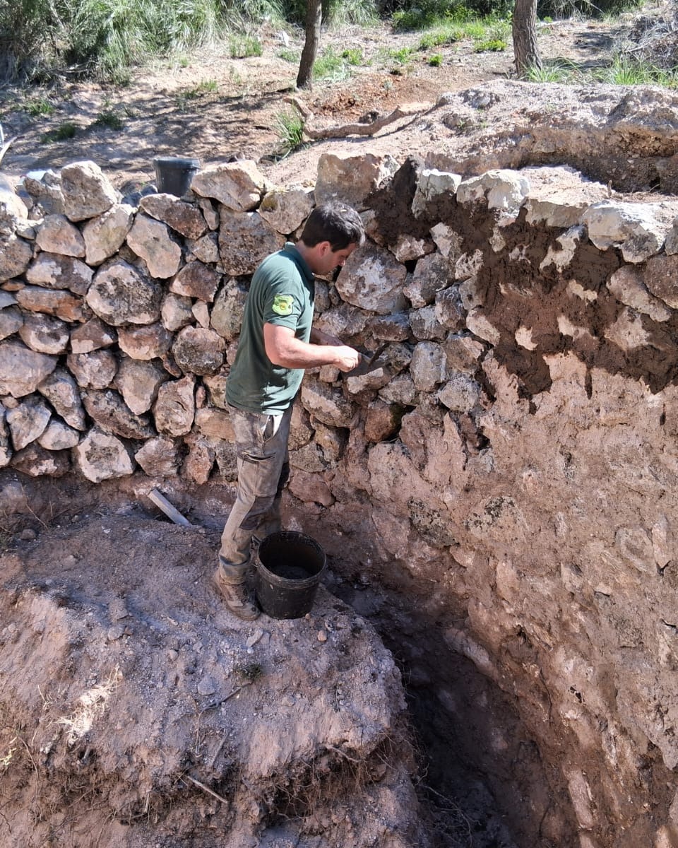 El forn de calç de sa Cuina recupera la seva forma després d’anys d’abandó a la Comuna de Bunyola