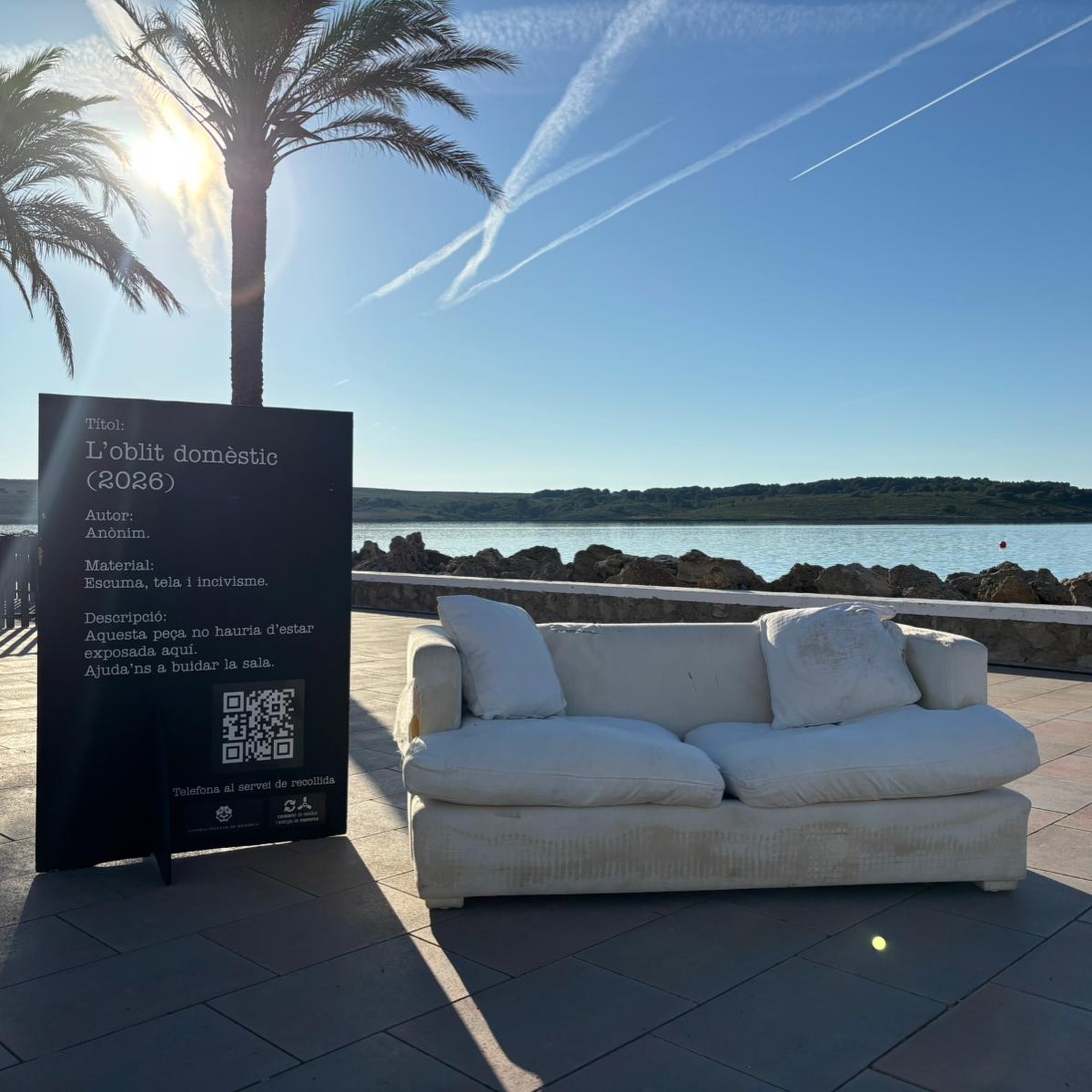 Quan un sofà abandonat es converteix en una obra d'art
