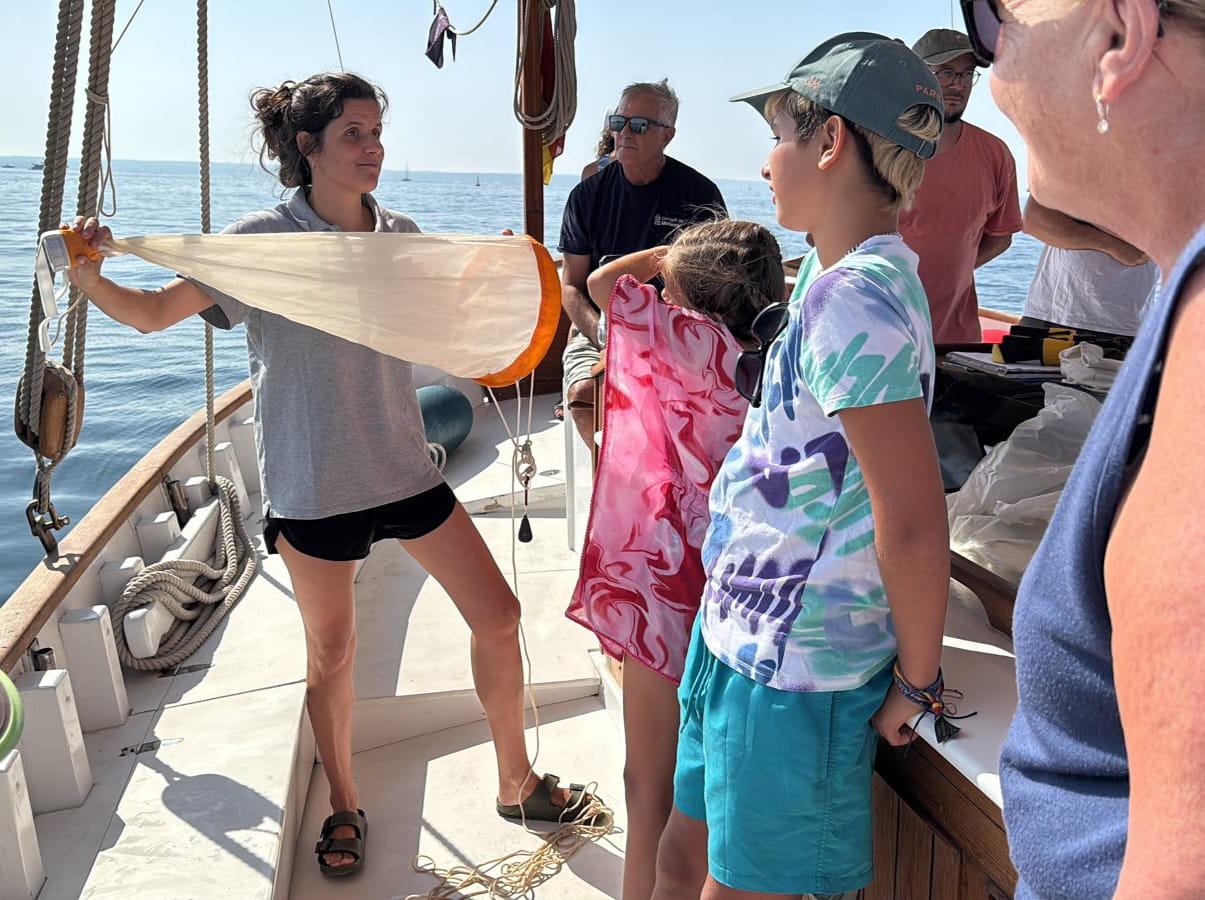 Prop d'un centenar de persones participen en els tallers d'educació ambiental a bord del llaüt La Balear