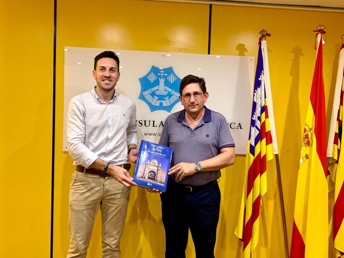 El Consell Insular de Menorca ha aprovat una subvenció de 20.000 euros a la Fundació Enciclopèdia de Menorca per donar suport a les activitats previstes en el seu Pla d’Actuació de 2026. L’aportació permetrà garantir la continuïtat del projecte editorial, impulsar la digitalització de nous continguts i reforçar la difusió d’una de les obres de referència sobre el patrimoni natural, històric i cultural de l’illa. Entre les principals actuacions previstes per enguany destaca l’edició de nous volums de l’Enciclopèdia de Menorca, així com la preparació de publicacions dedicades a la història, la cultura, l’educació i el patrimoni natural menorquí. El pla també contempla l’avanç en la digitalització de toms i fascicles per facilitar-ne tant la conservació com l’accés per part dels investigadors i del públic en general. La Fundació continuarà, igualment, amb les tasques de promoció de les seves publicacions mitjançant presentacions, participació en fires del llibre i accions de divulgació a través de les xarxes socials. Paral·lelament, es mantindrà el treball de gestió i actualització del portal web i la comercialització dels volums digitalitzats. L’Enciclopèdia de Menorca va néixer l’any 1979 impulsada per Josep Miquel Vidal Hernández i membres de la secció menorquina d’Obra Cultural Balear, posteriorment convertida en Obra Cultural de Menorca. Des dels seus inicis, ha comptat amb la participació de desenes d’especialistes que han contribuït de manera altruista a construir una obra de divulgació científica i cultural sobre la realitat menorquina. L’any 2010 es va constituir la Fundació Enciclopèdia de Menorca per assegurar la continuïtat del projecte, amb la participació del Govern de les Illes Balears, el Consell Insular, els vuit ajuntaments de l’illa, la Universitat de les Illes Balears i representants dels autors. Des del Consell es destaca el valor de l’Enciclopèdia com a eina de coneixement i recerca sobre Menorca. La subvenció d’enguany manté l’increment aplicat durant els darrers anys, després que l’aportació anual passàs dels 15.000 als 20.000 euros.