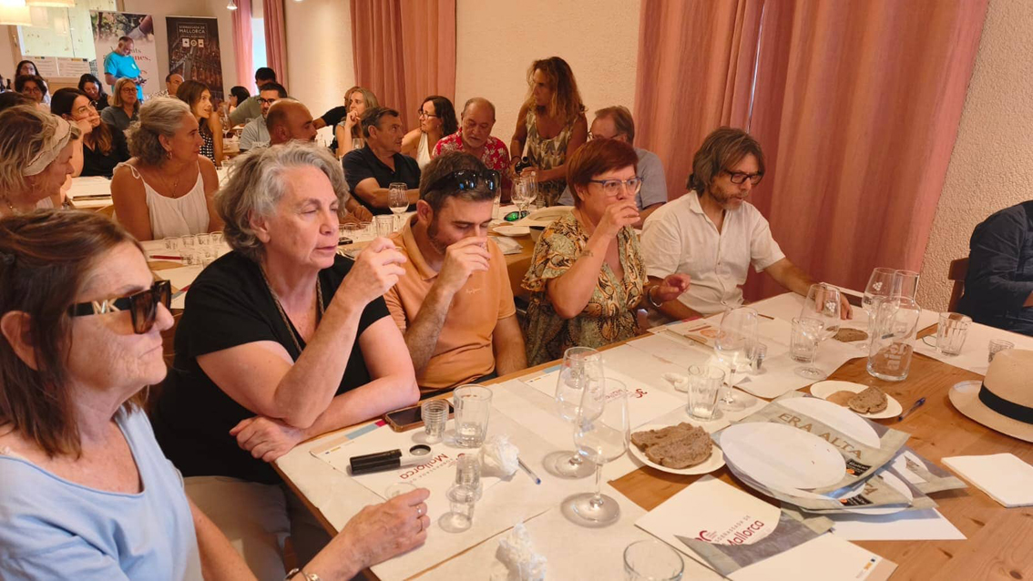 Tastadors de vi i sobrassada es perfeccionen amb un tast de pernil i vermut